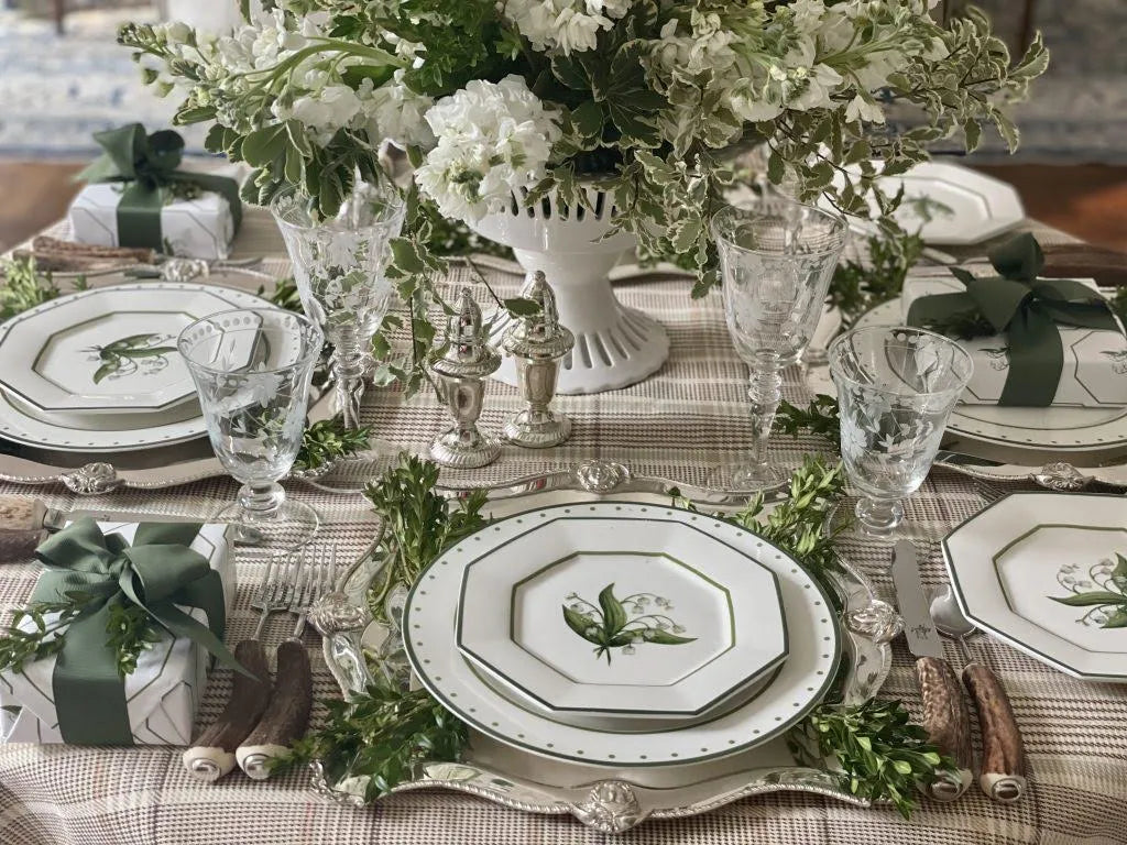 LILY OF THE VALLEY GREEN AND WHITE DINNER PLATE - The Mayfair Hall