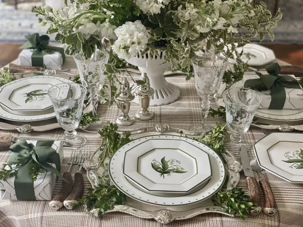 LILY OF THE VALLEY GREEN AND WHITE DINNER PLATE - The Mayfair Hall