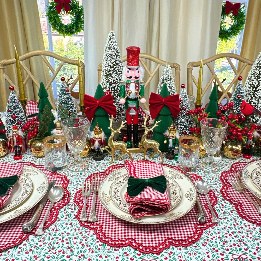Mistletoe & Bows - Tablecloth