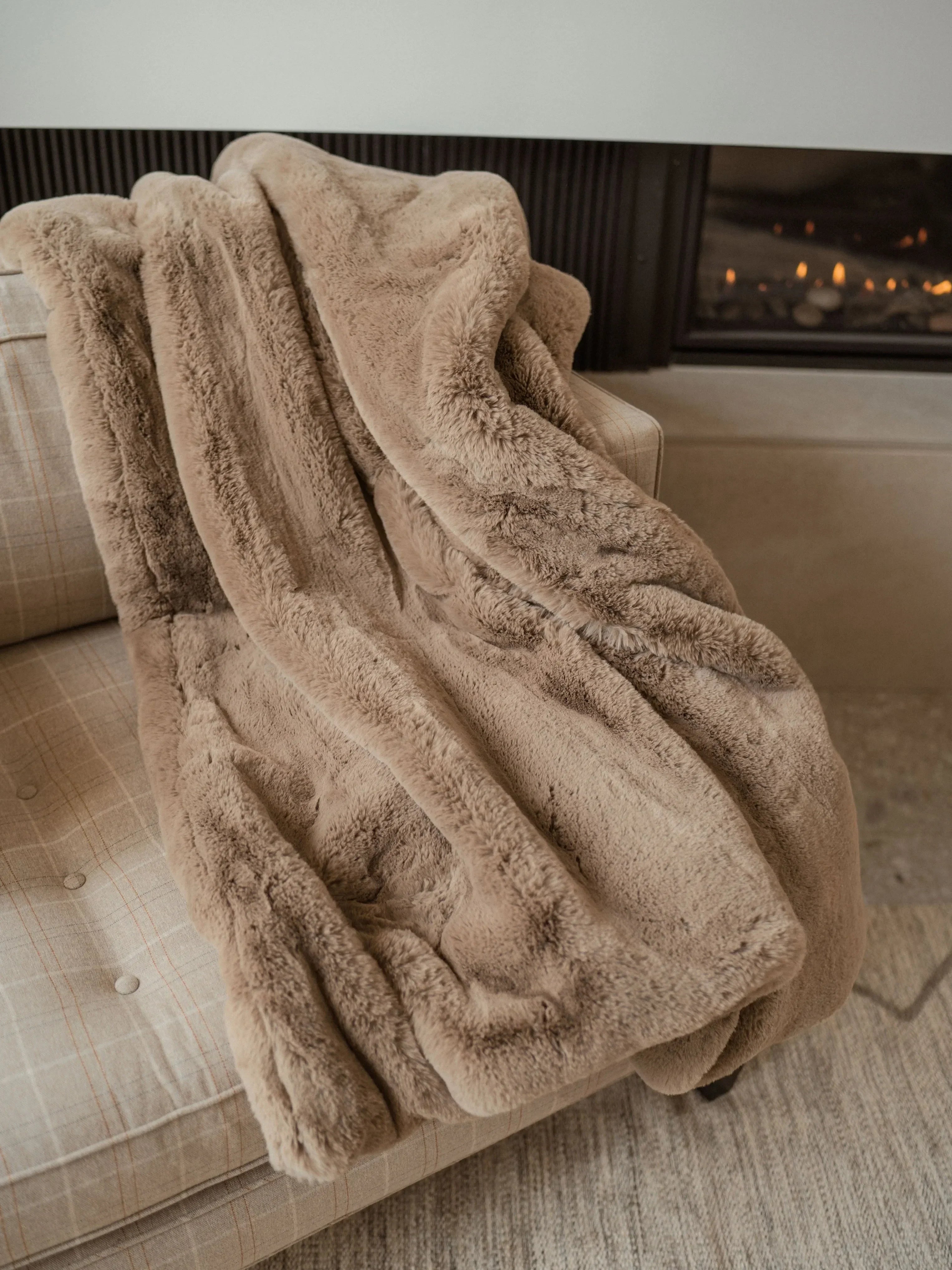 Cuddle Blanket with Faux Fur-like Texture - The Mayfair Hall