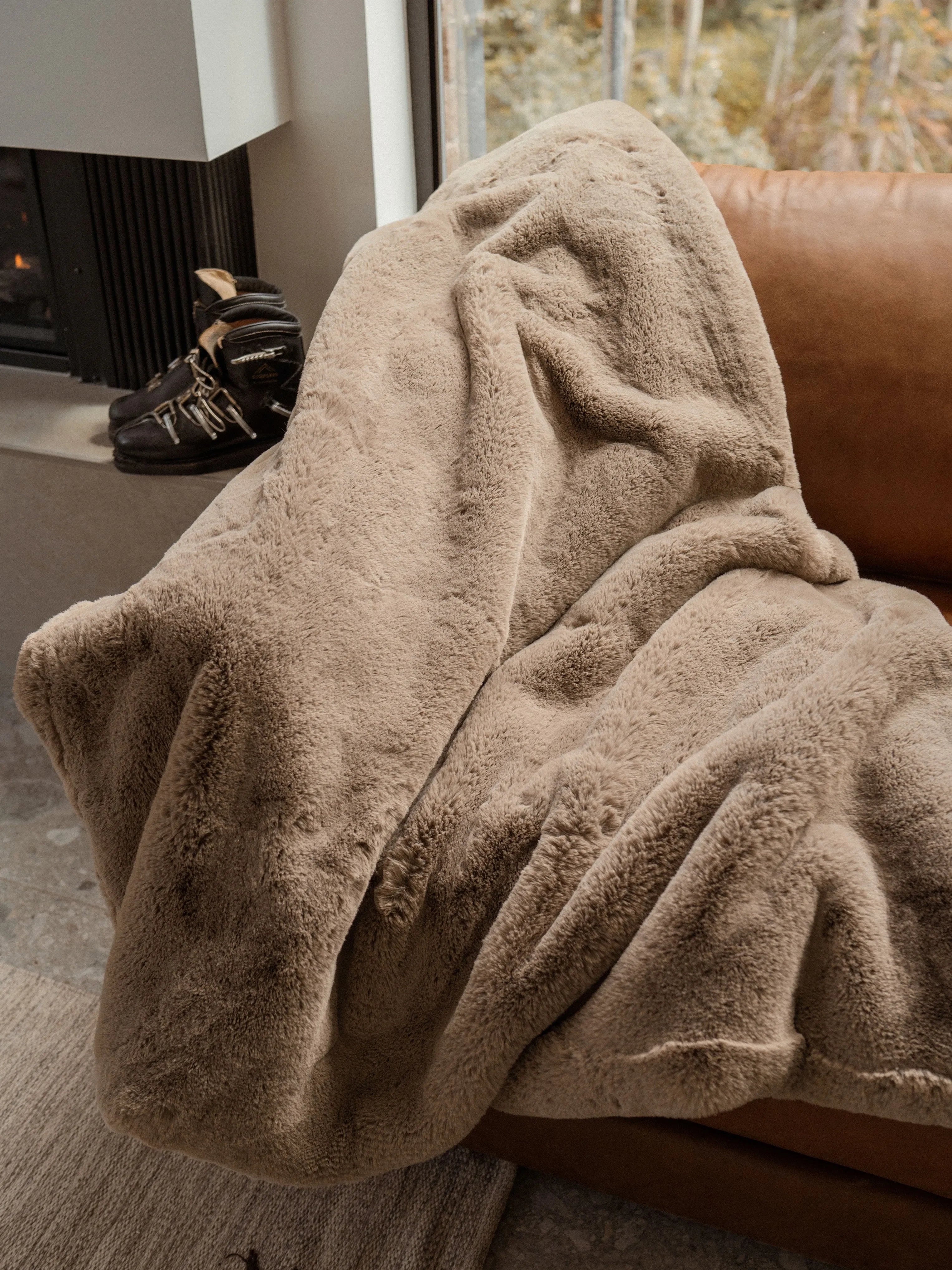 Cuddle Blanket with Faux Fur-like Texture - The Mayfair Hall