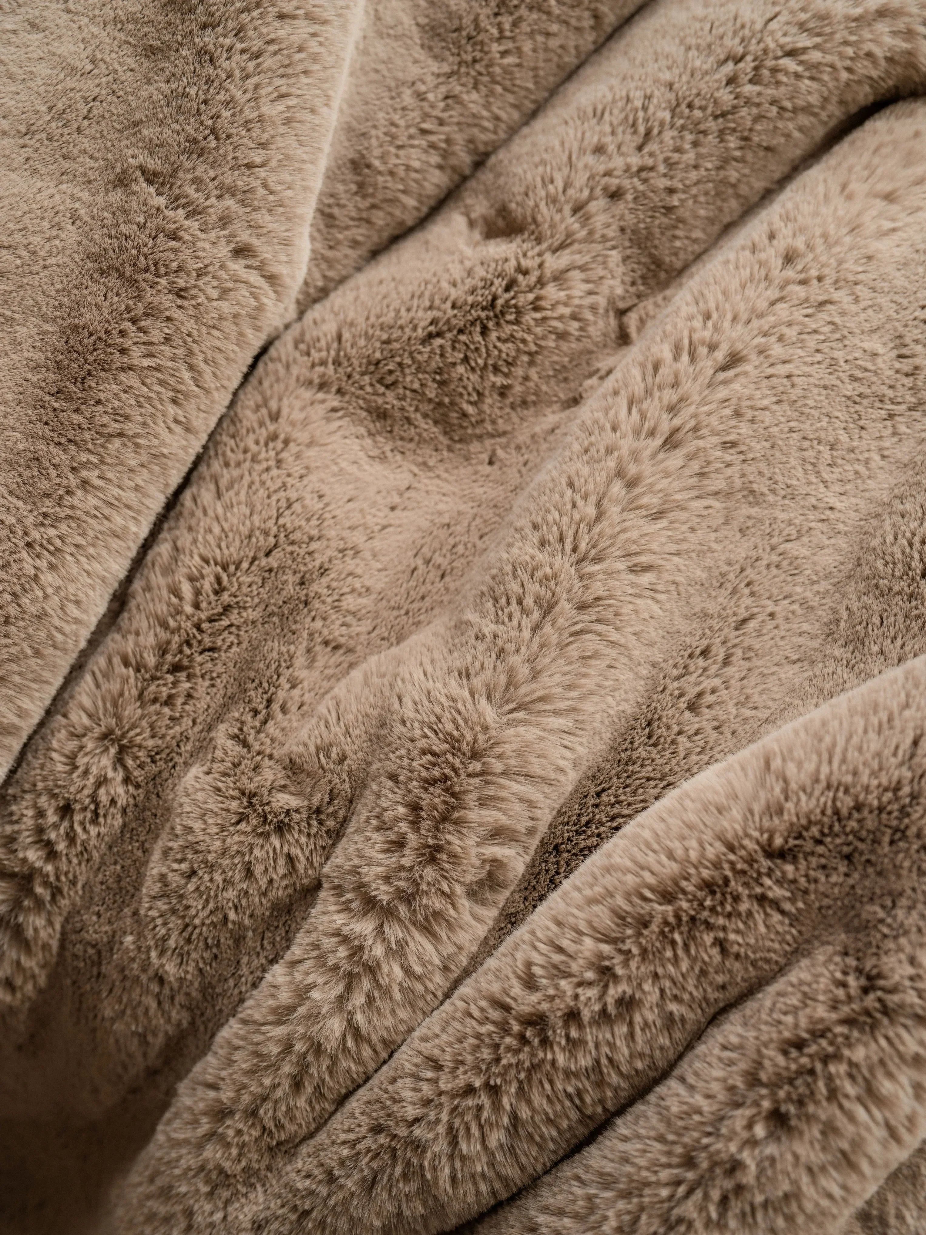 Cuddle Blanket with Faux Fur-like Texture - The Mayfair Hall