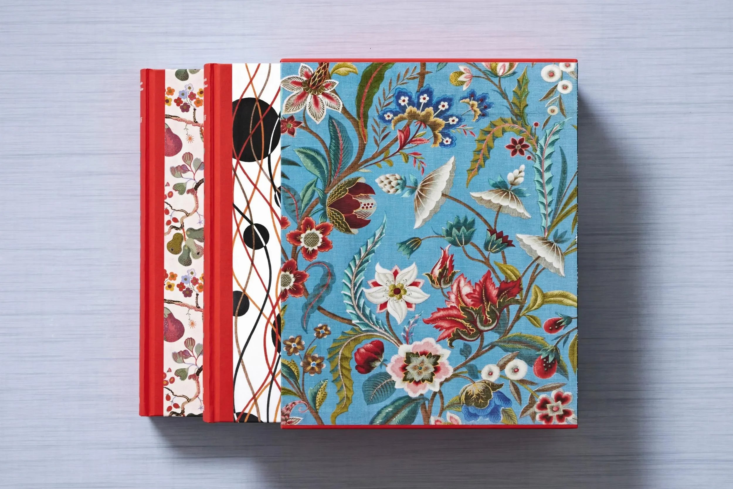 The Book of Printed Fabrics. From the 16th century until today (German, French, English) - The Mayfair Hall