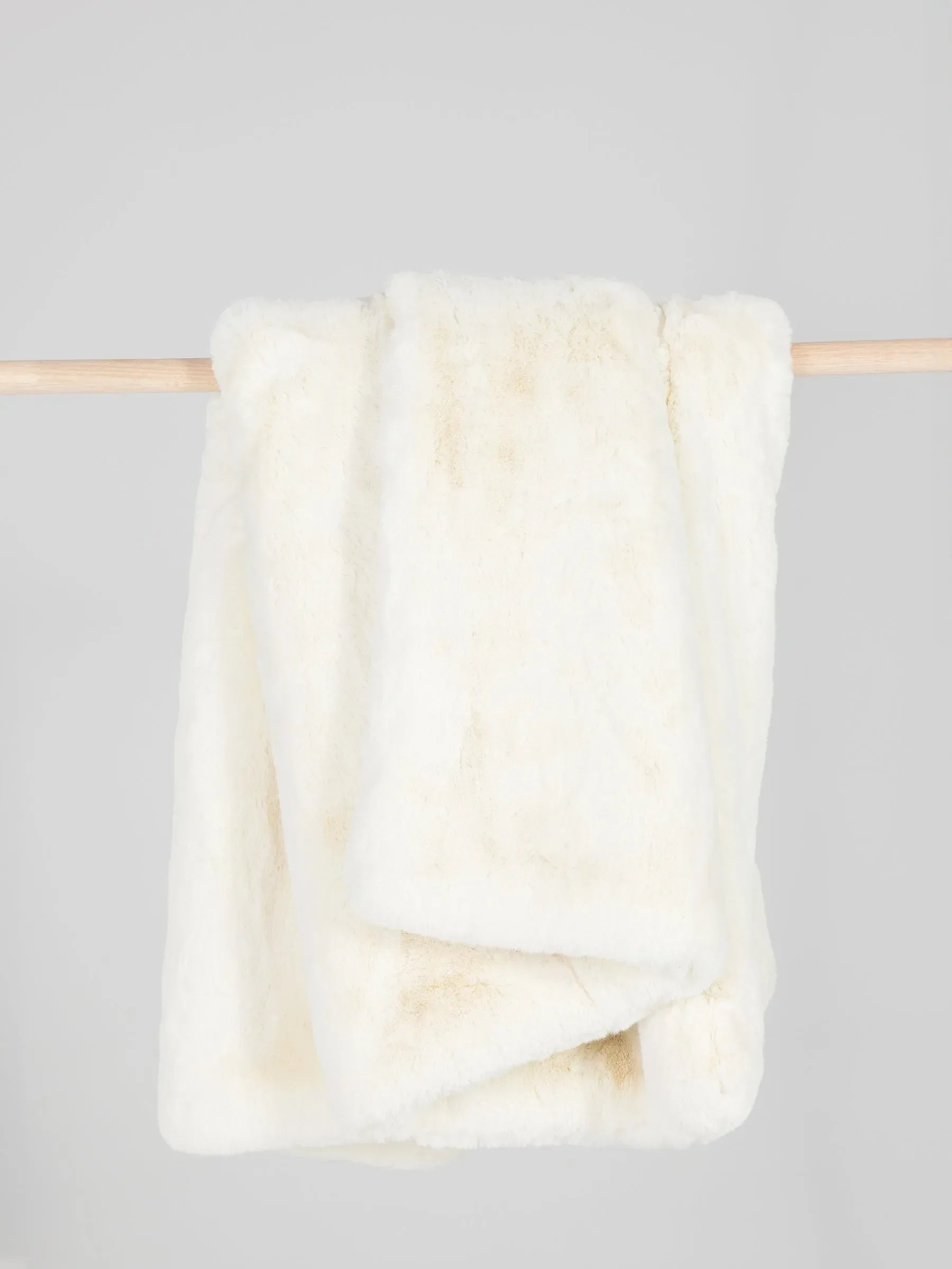 Cuddle Blanket with Faux Fur-like Texture - The Mayfair Hall