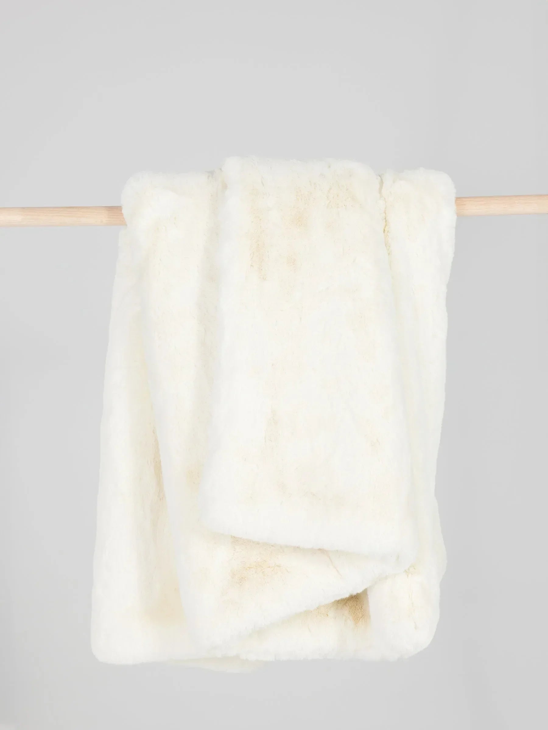 Cuddle Blanket with Faux Fur-like Texture - The Mayfair Hall