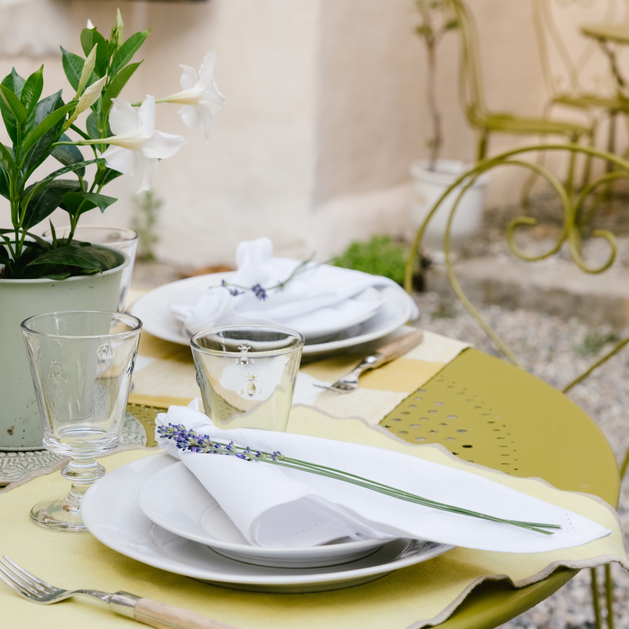 Bee Ceramic Dinner Plates — Set of 4