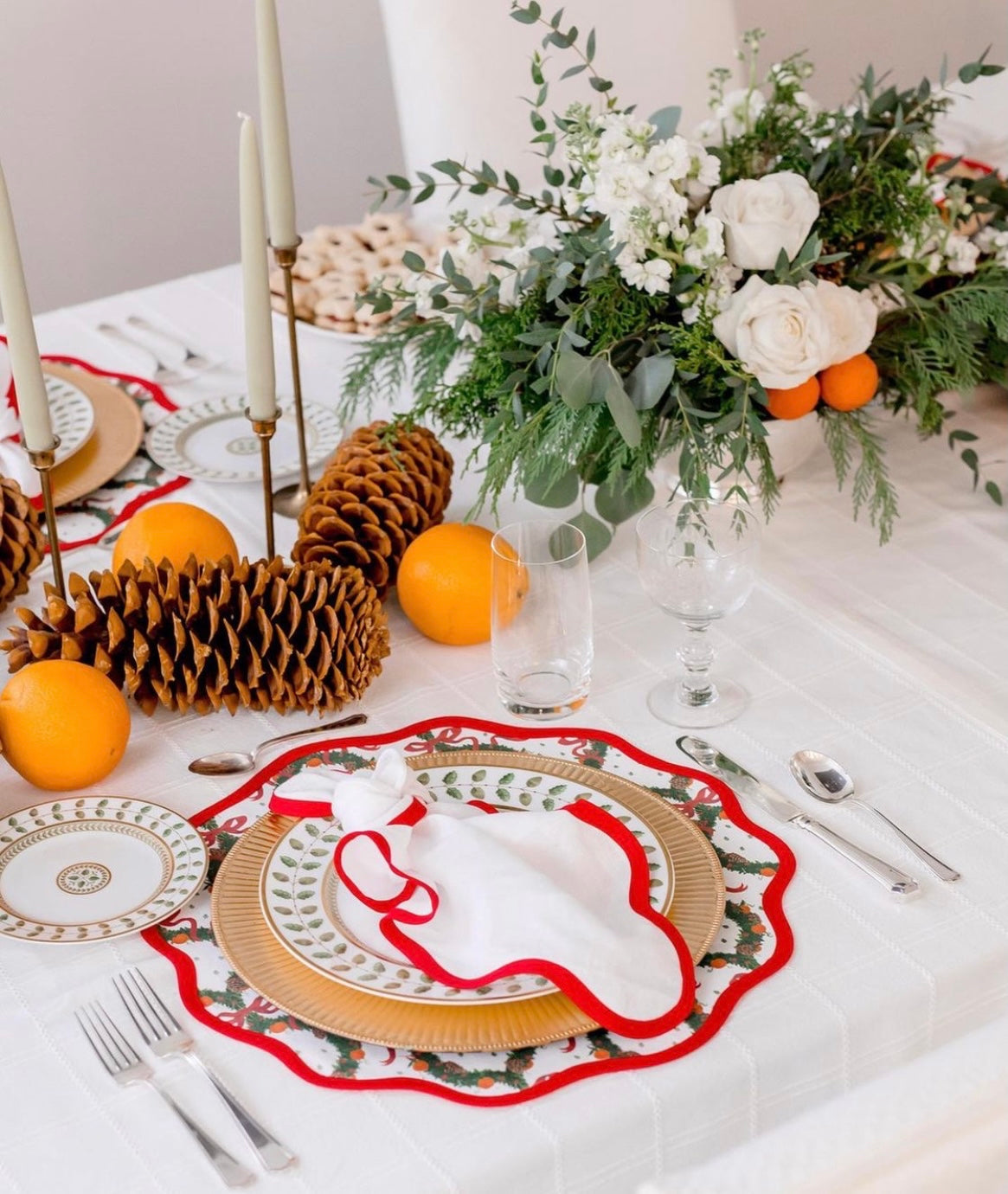 Round Scalloped Placemat | Holiday Wreath - Rosebud Red