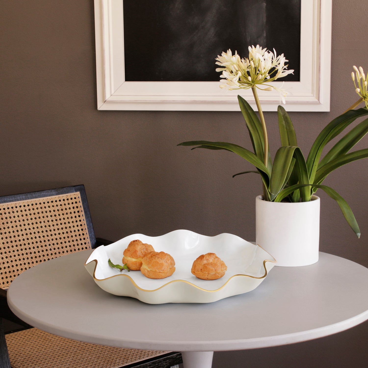 ENCANTO Carola Large Round Platter (Cream and White)