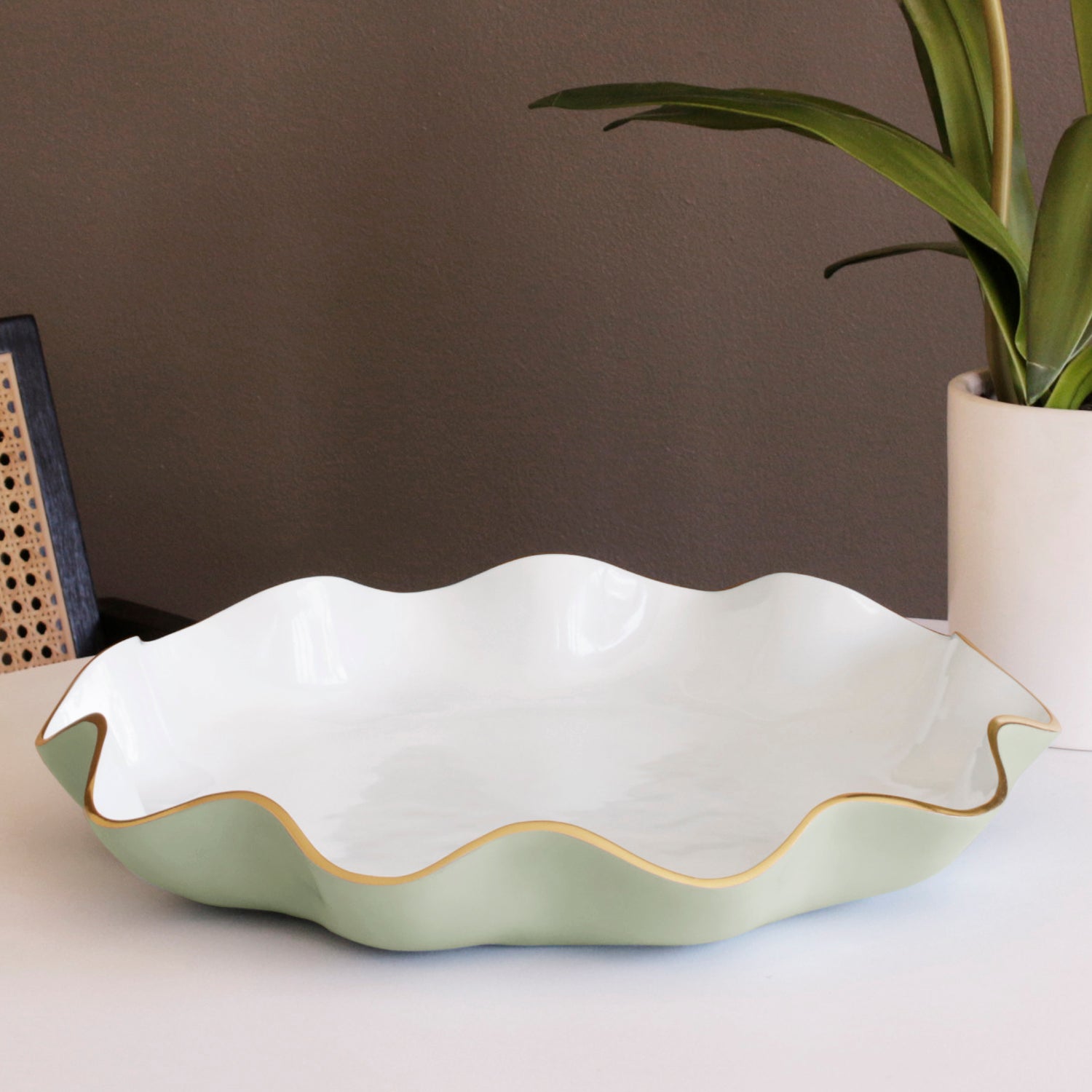 ENCANTO Carola Large Round Platter (Pistachio and White)