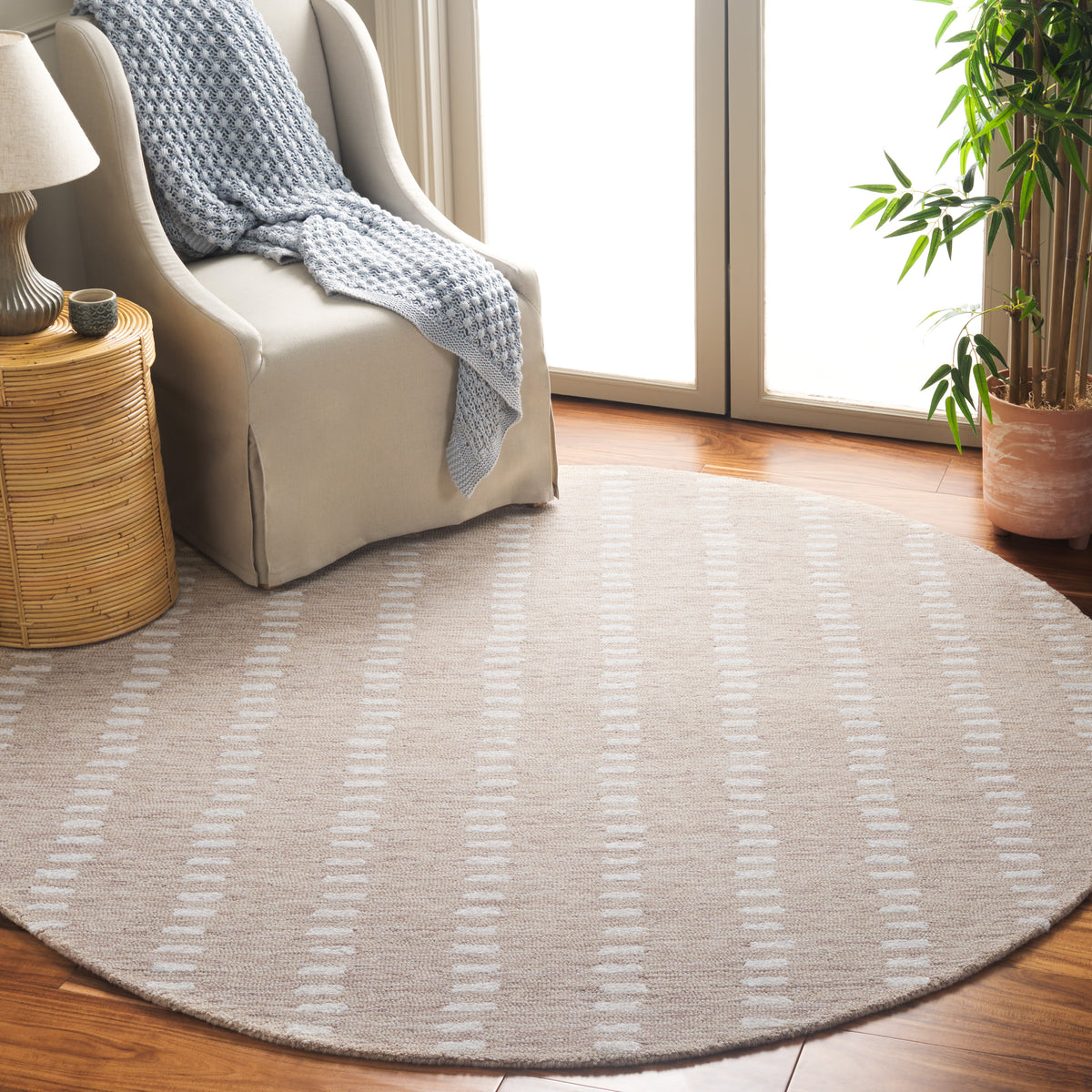 Abstract Modern Hand Tufted Area Rug in Beige and Ivory