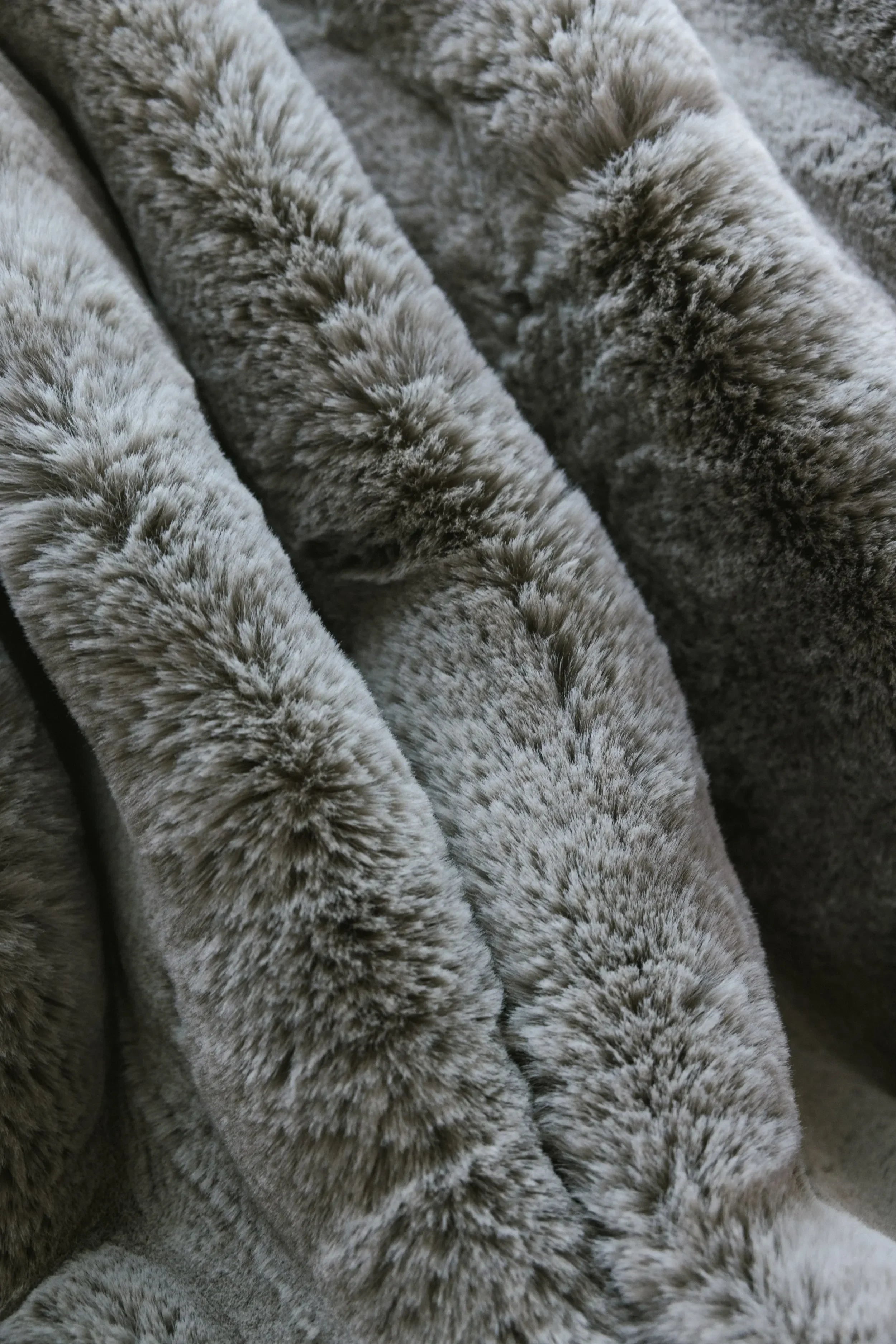 Cuddle Blanket with Faux Fur-like Texture - The Mayfair Hall