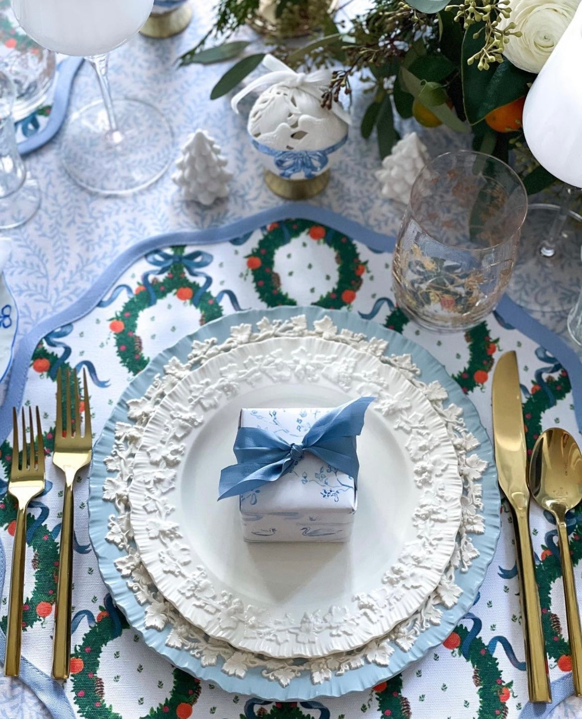 Round Scalloped Placemat | Holiday Wreath - Cornflower Blue