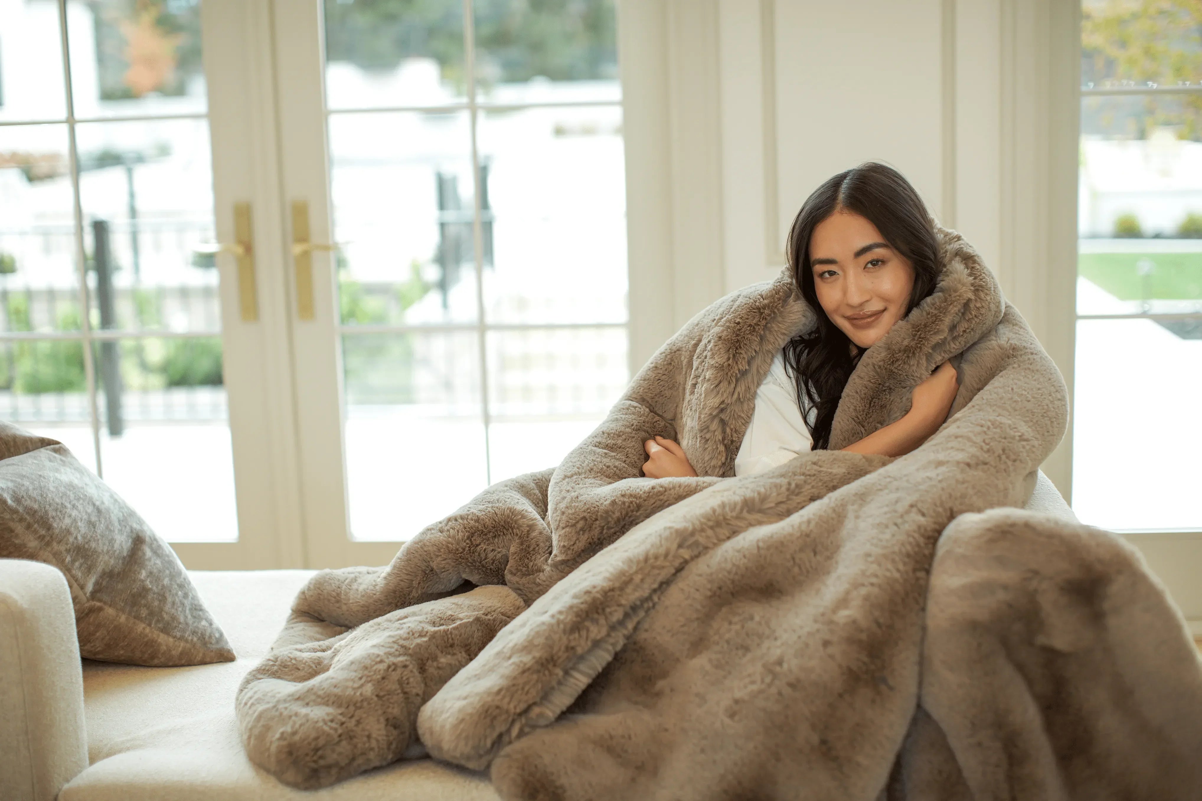 Cuddle Blanket with Faux Fur-like Texture - The Mayfair Hall