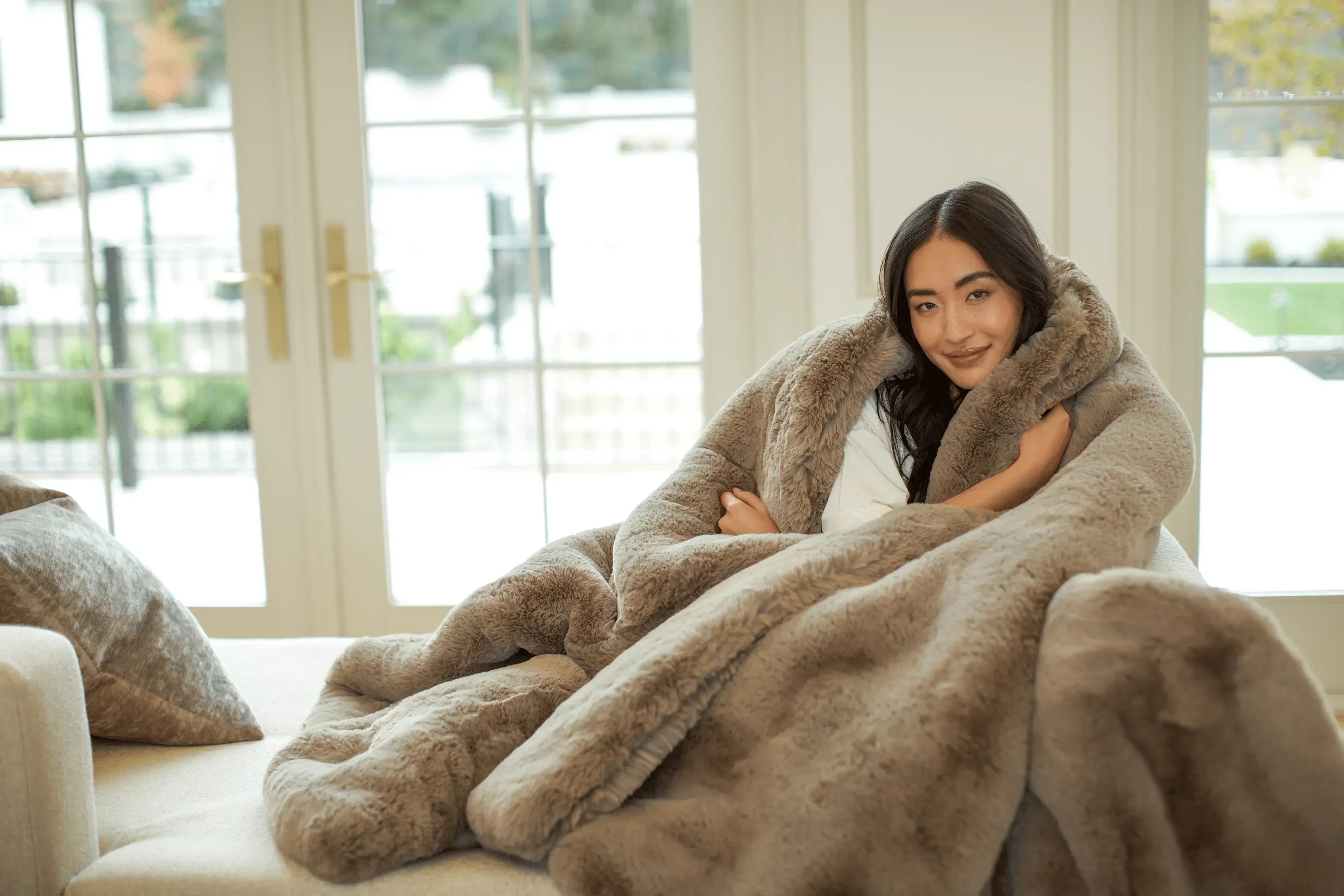 Cuddle Blanket with Faux Fur-like Texture - The Mayfair Hall