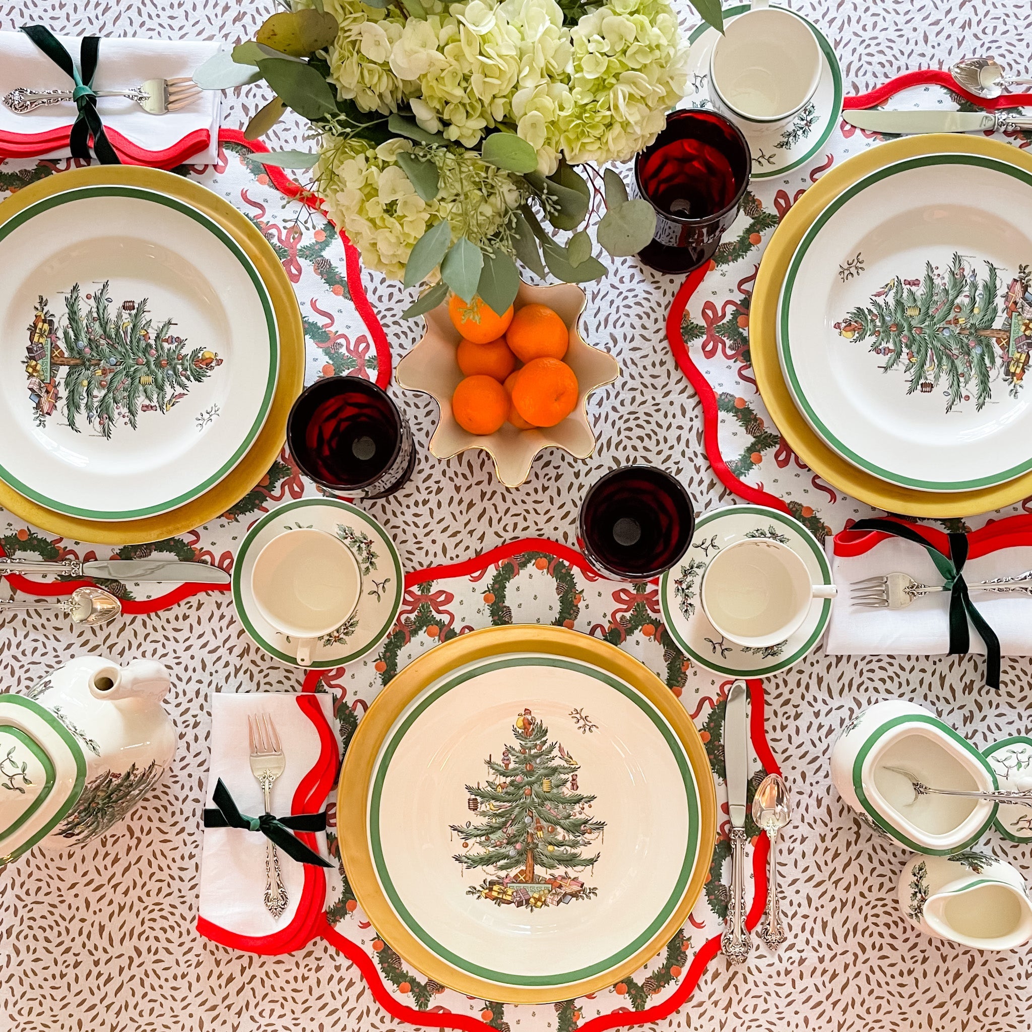 Round Scalloped Placemat | Holiday Wreath - Rosebud Red