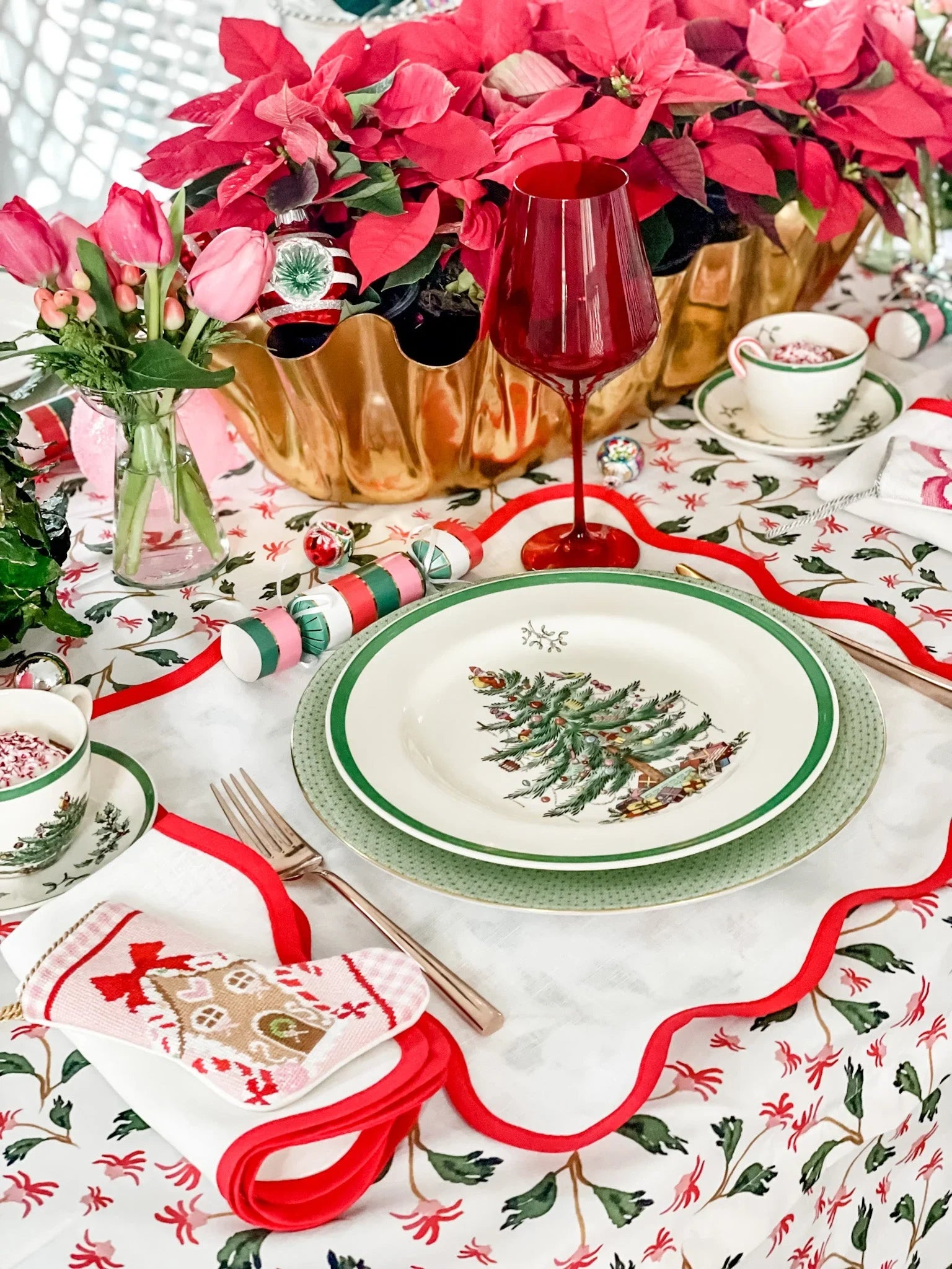 Red and White Scalloped Linen Napkin