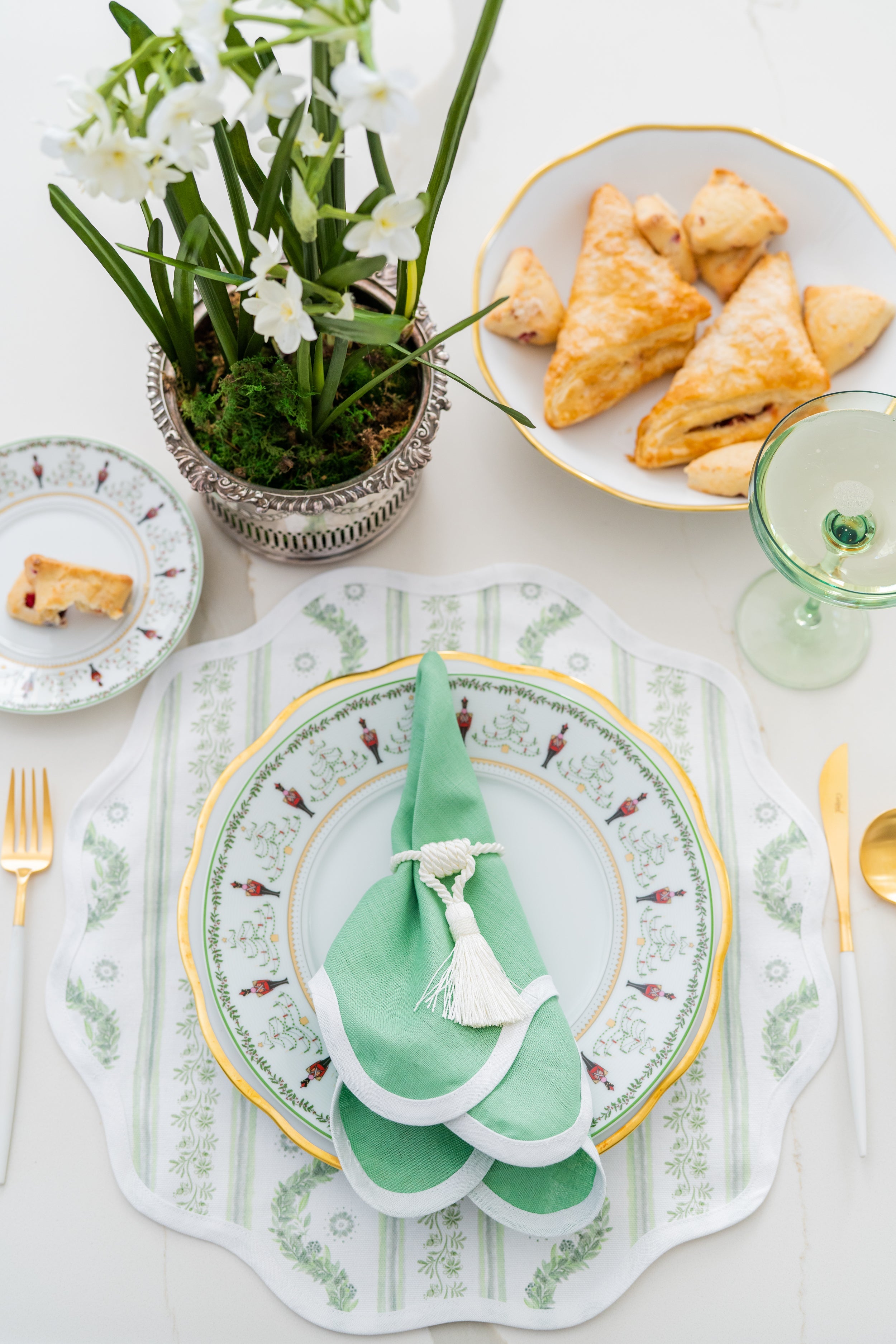 Round Scalloped Placemat | Boxwood Garden - Sage