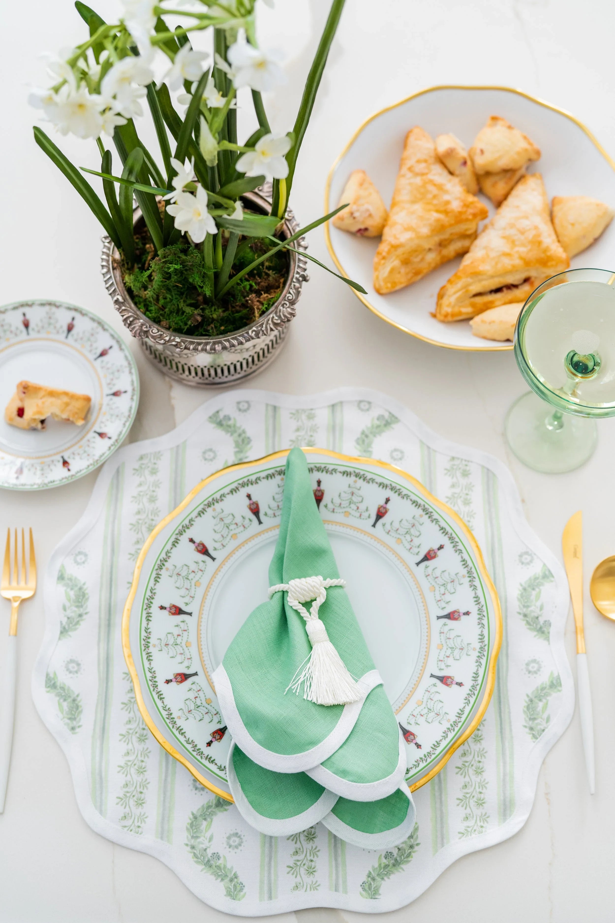 Round Scalloped Placemat | Boxwood Garden - Sage
