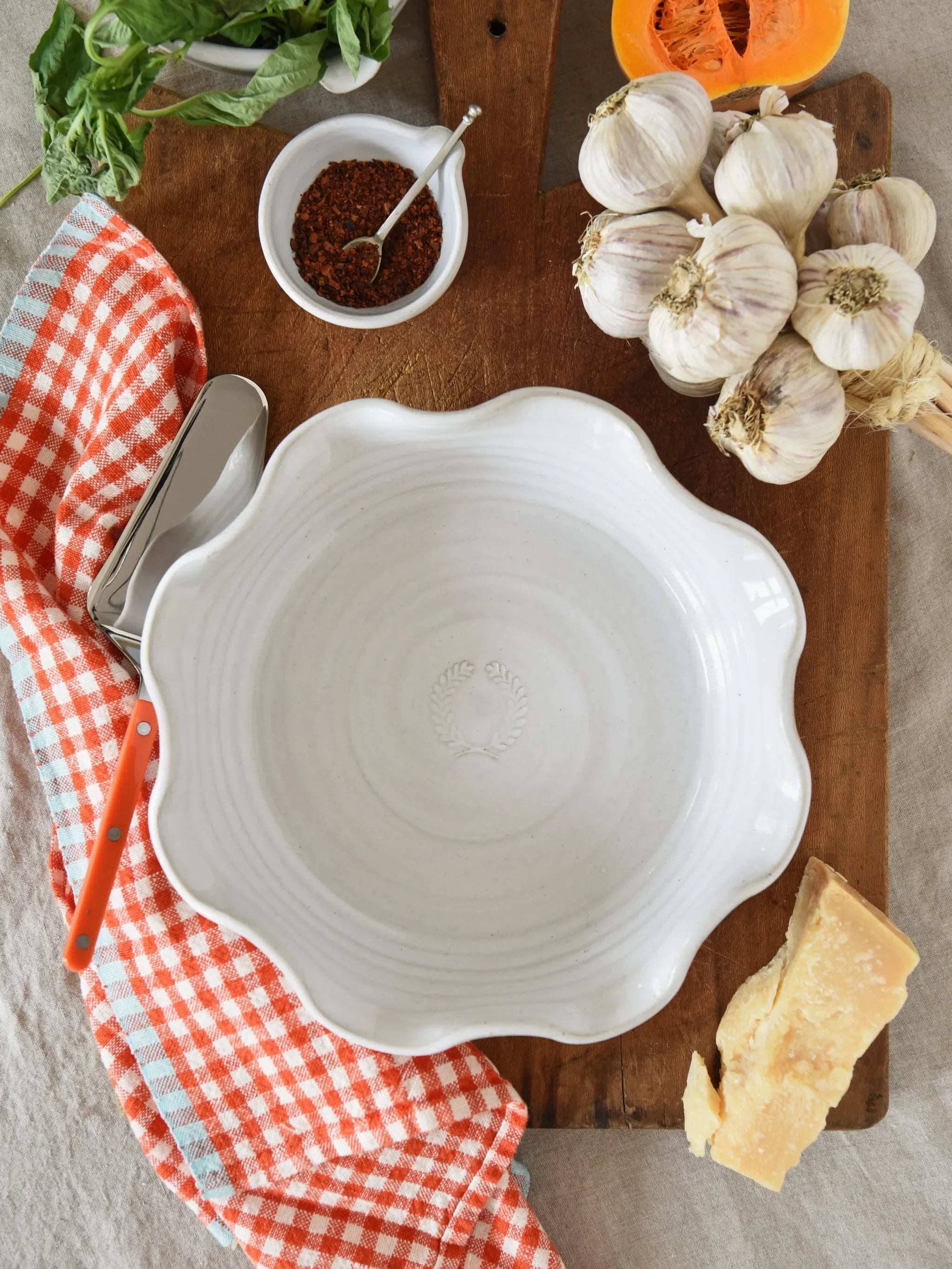 Farmhouse Pottery Laurel Pie Dish - The Mayfair Hall