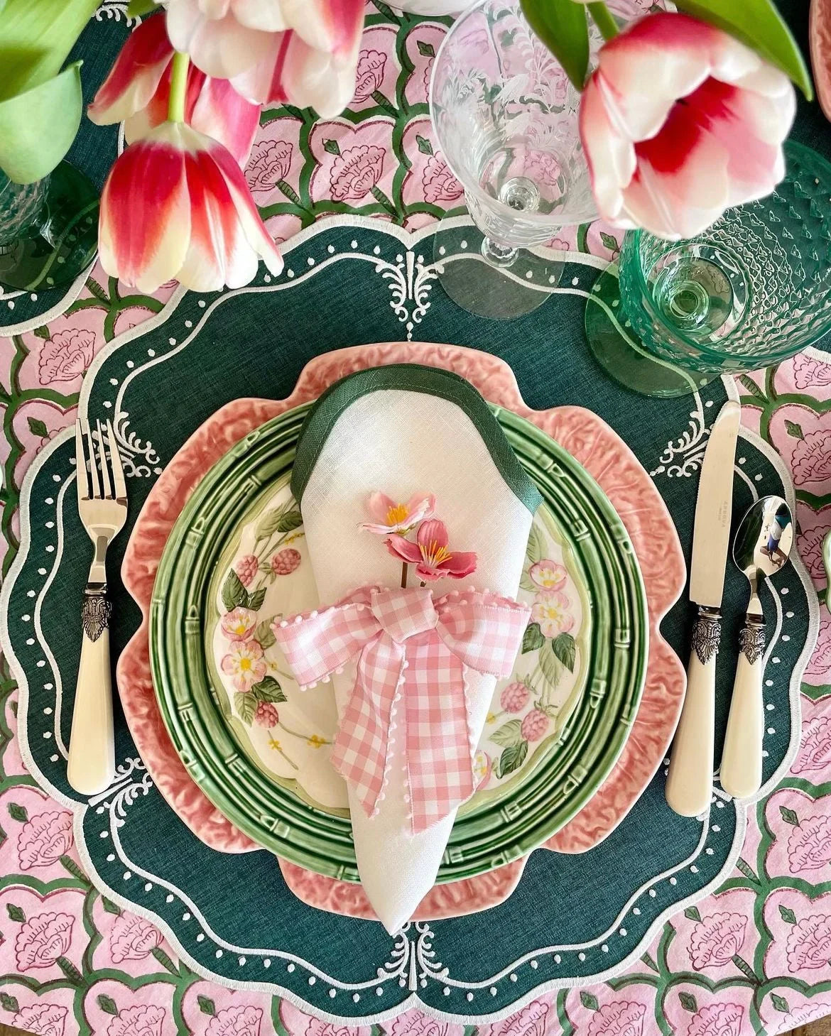 Lily White with Pine Green Linen Scalloped Napkin