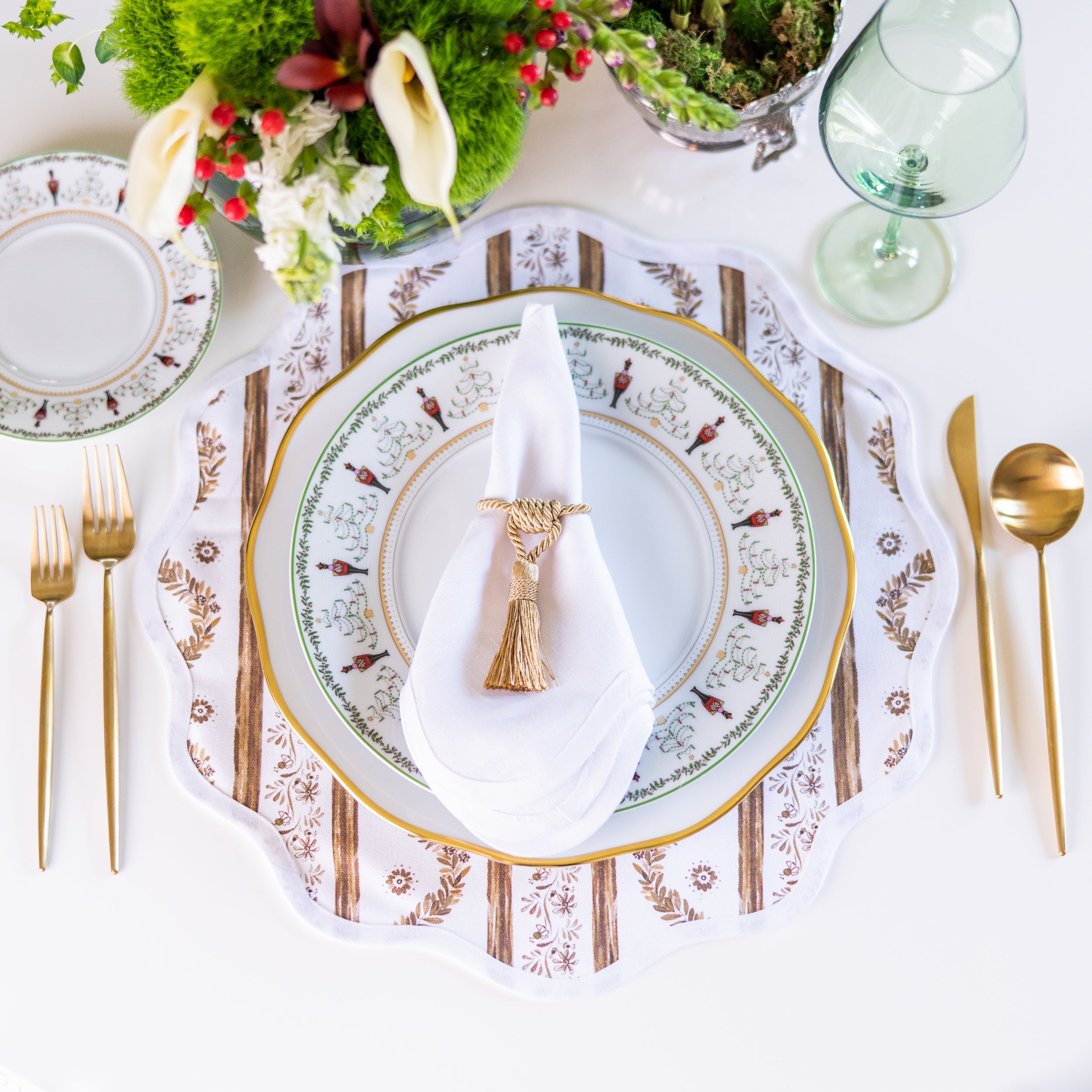 Round Scalloped Placemat | Boxwood Garden - Espresso