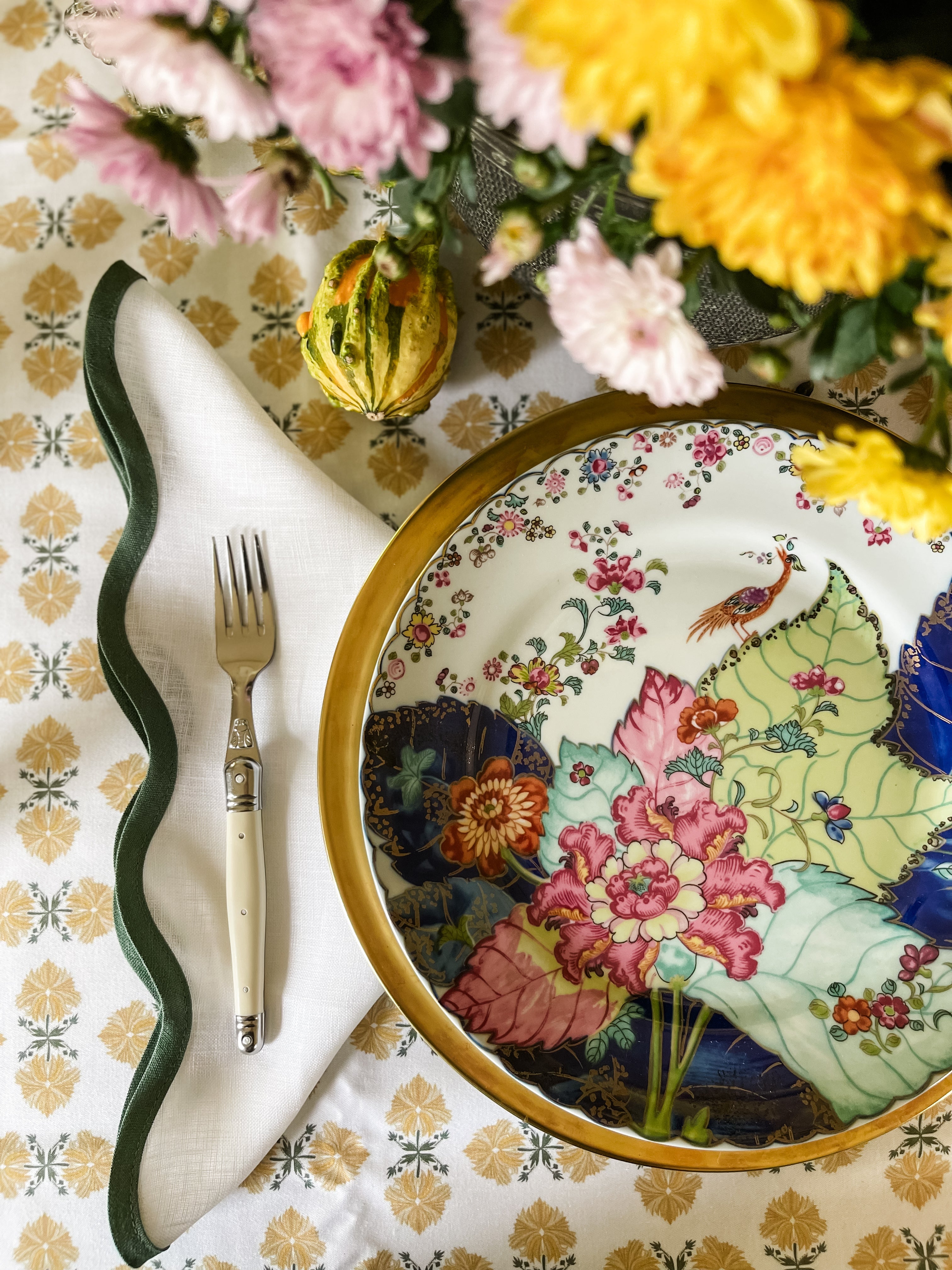 Lily White with Pine Green Linen Scalloped Napkin