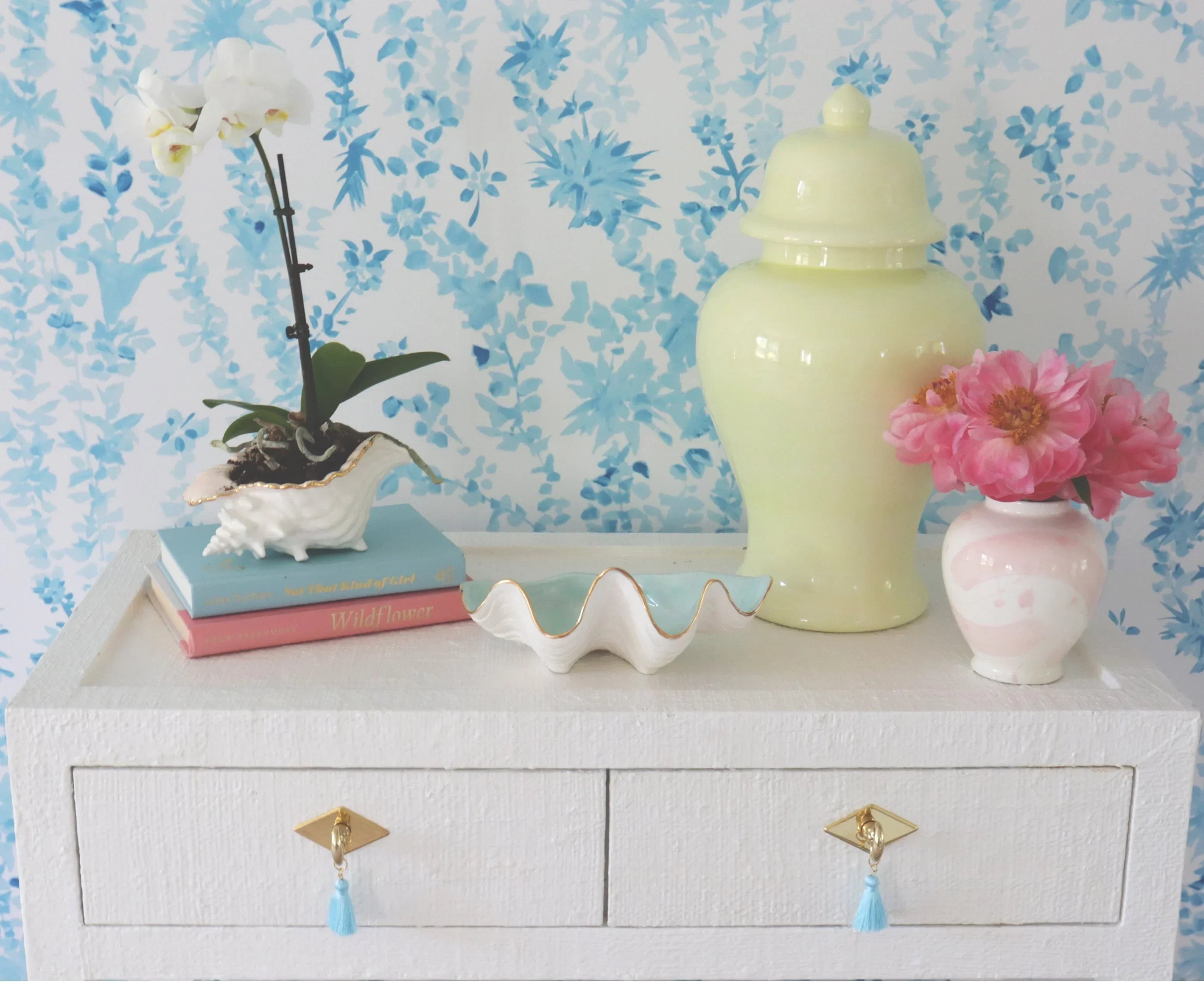 Clam Shell Bowl with 22K Gold Accent - The Mayfair Hall