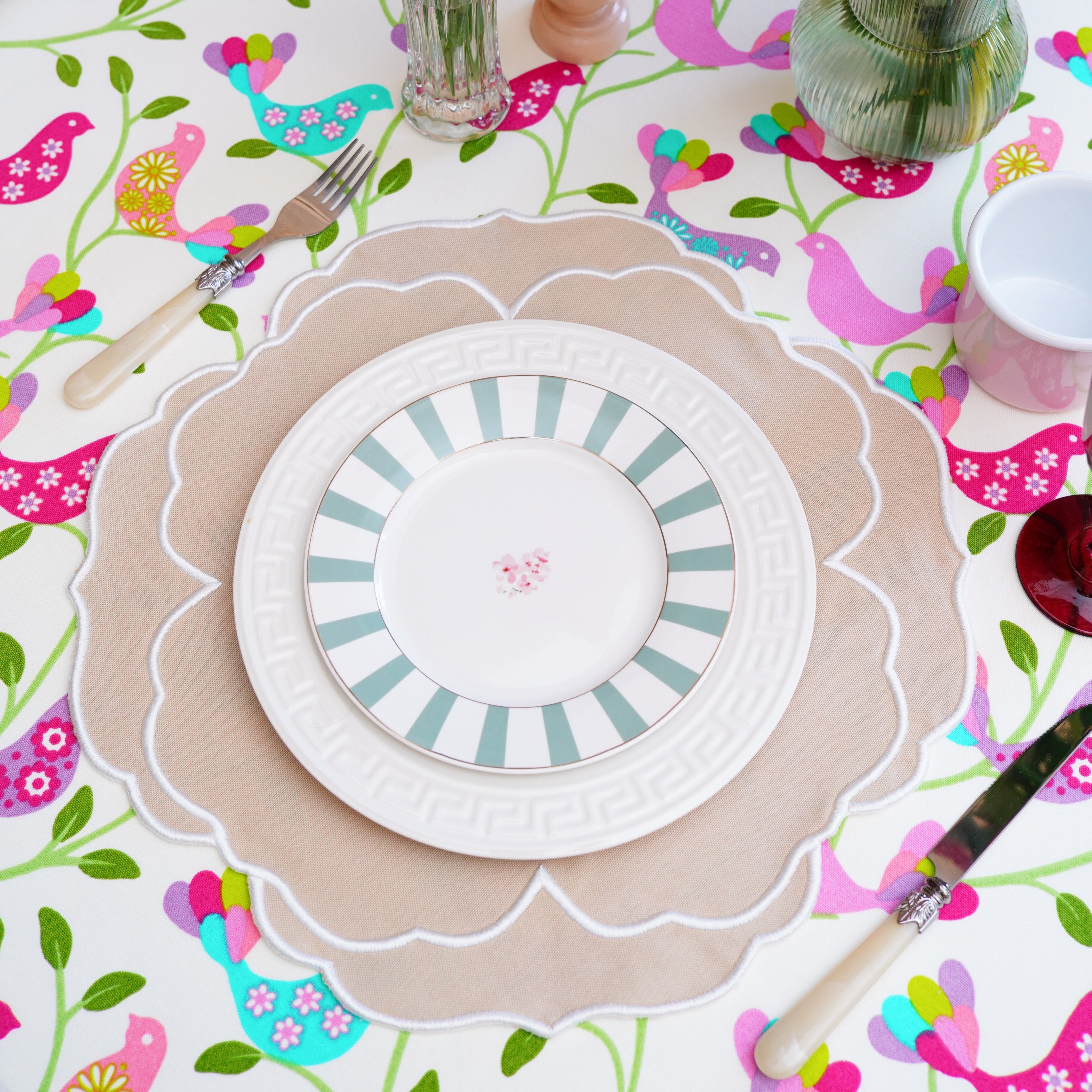 SORELLE BEIGE WHITE ROUND FABRIC PLACEMAT (Set Of 4)