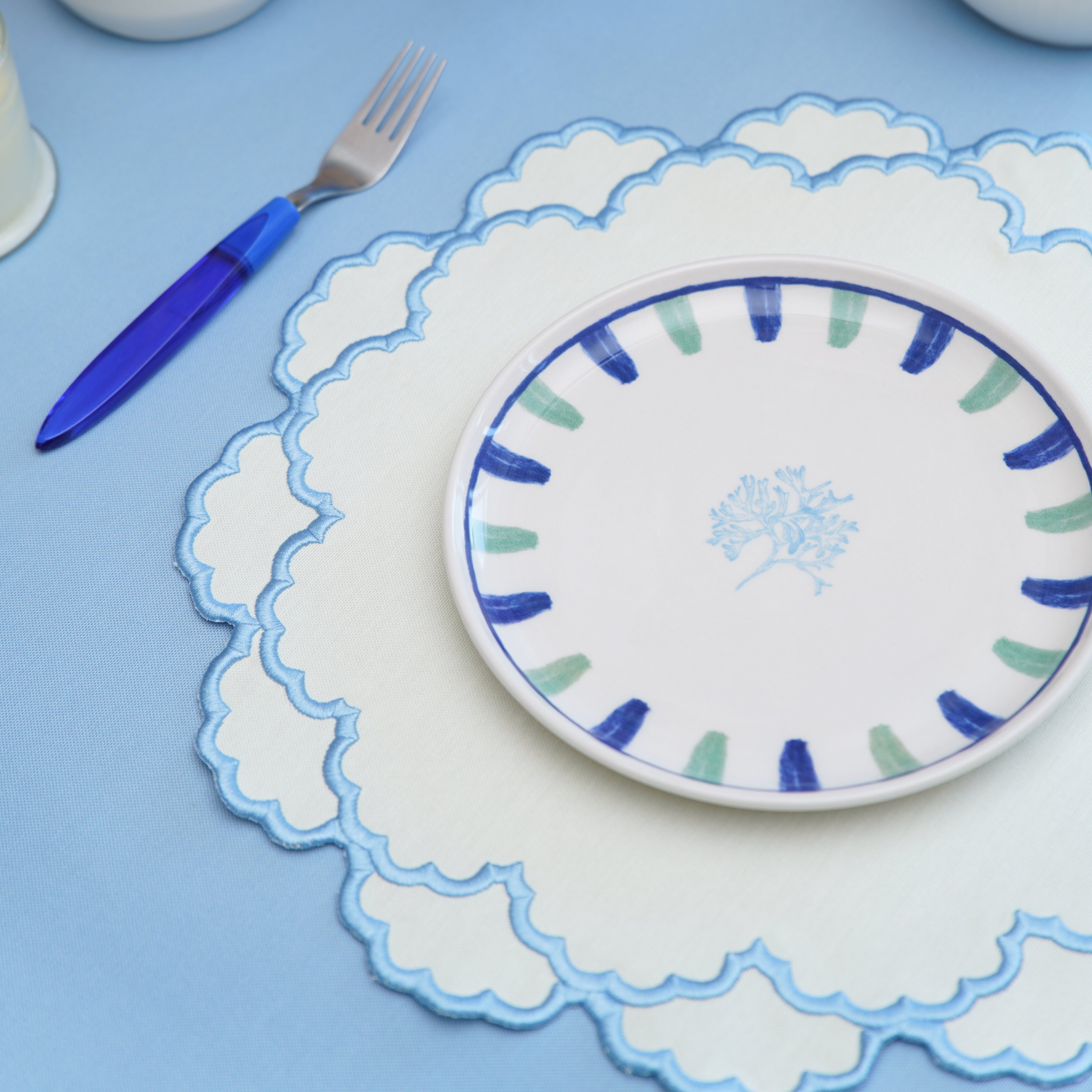 CRESSIDA WHITE SCALLOPED BLUE FABRIC PLACEMAT