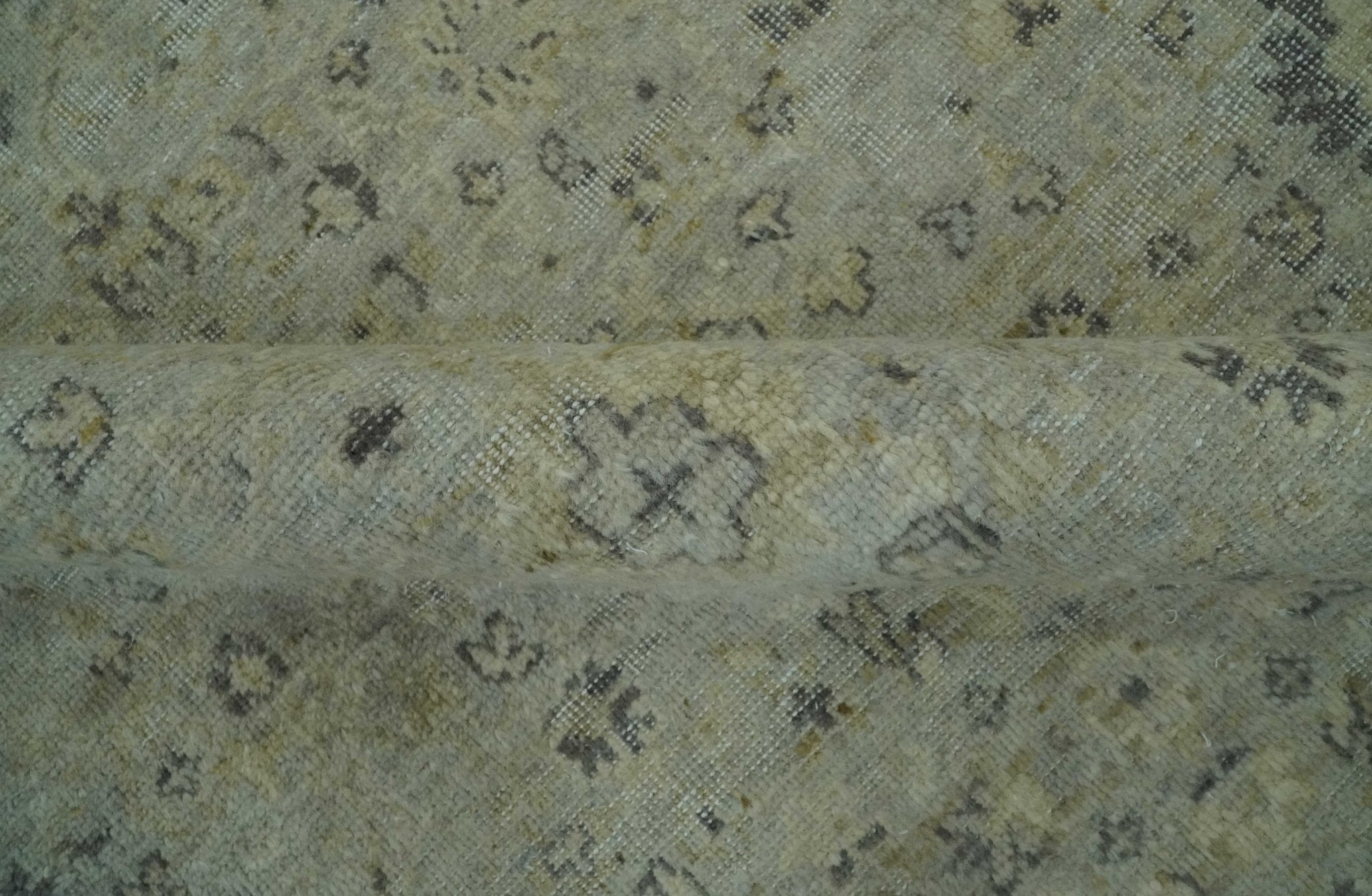 Distress Finished Beige, Silver and Charcoal 8x10 Traditional Wool Rug