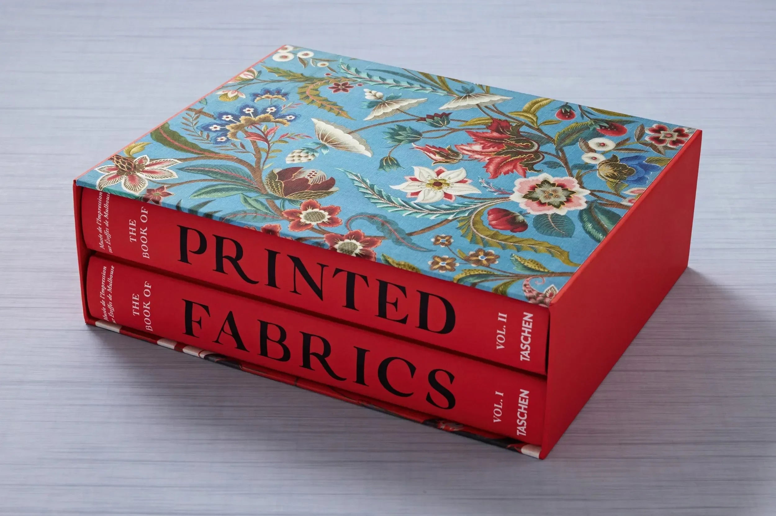 The Book of Printed Fabrics. From the 16th century until today (German, French, English) - The Mayfair Hall