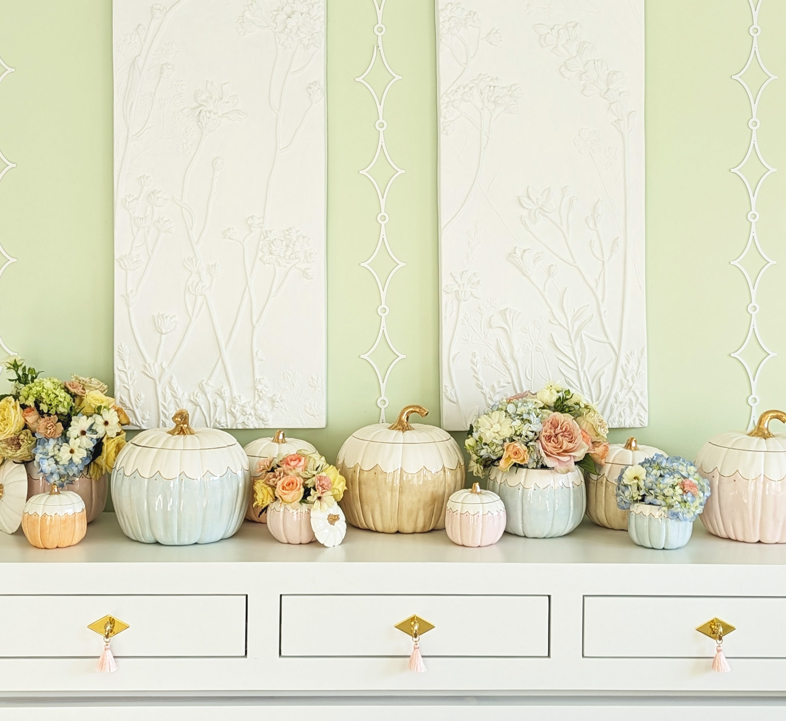 Scalloped Pumpkin Jar in Tan with 22K Gold Accents