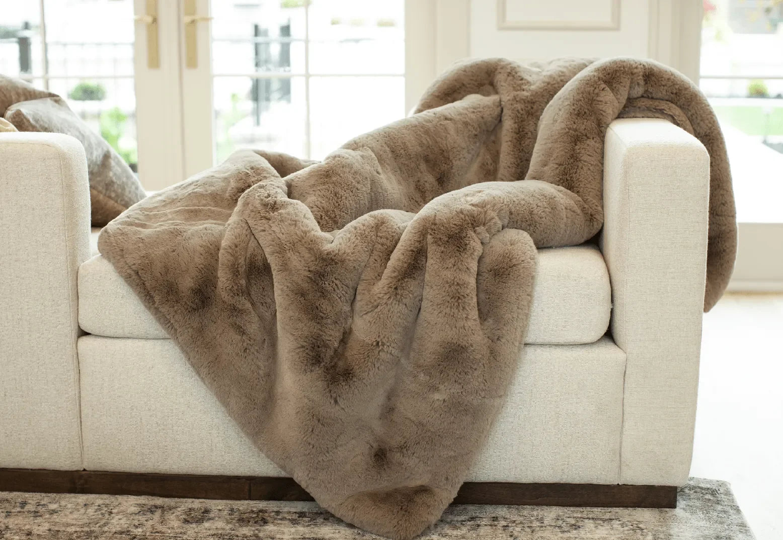 Cuddle Blanket with Faux Fur-like Texture - The Mayfair Hall