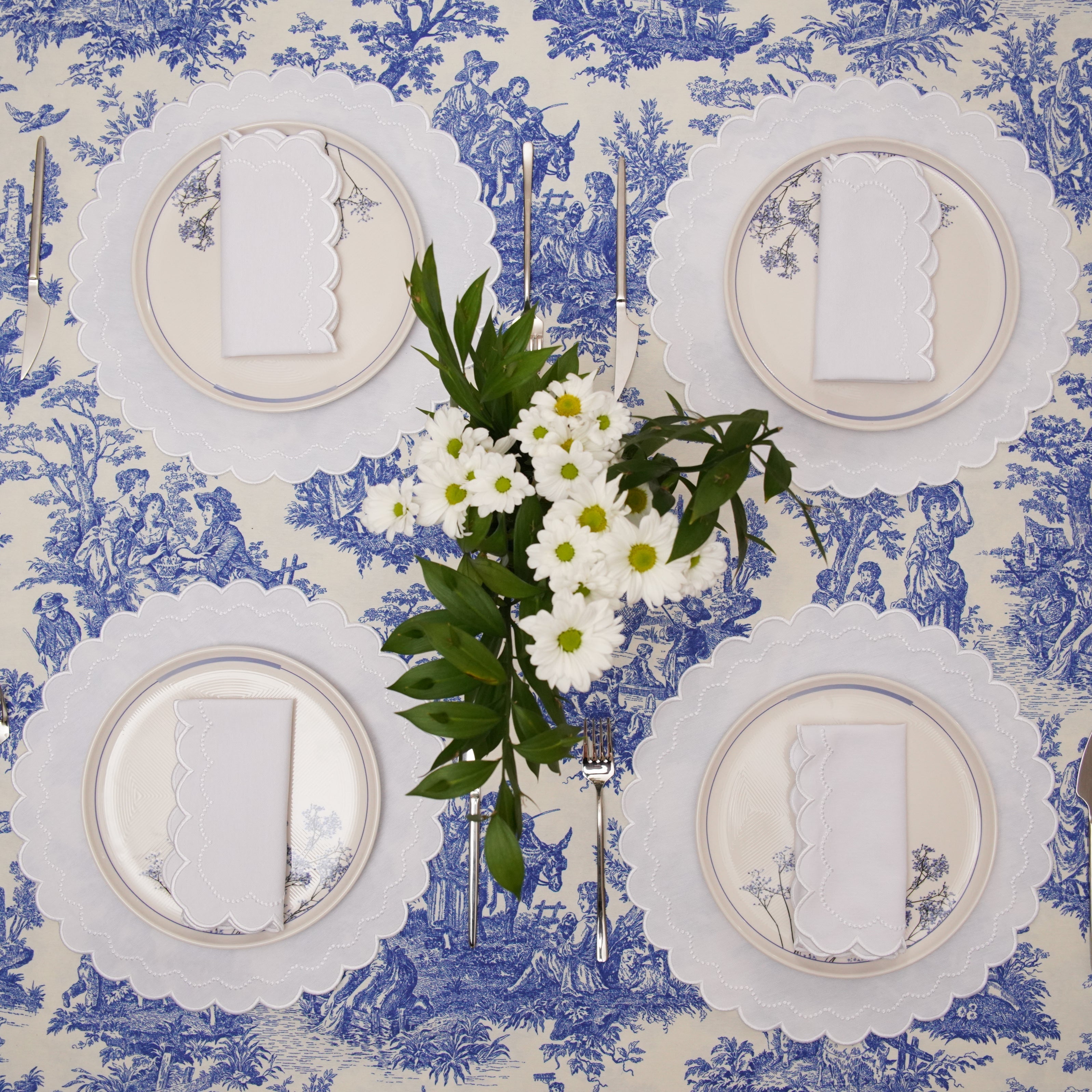 LILY WHITE ROUND FABRIC PLACEMAT & NAPKIN SET