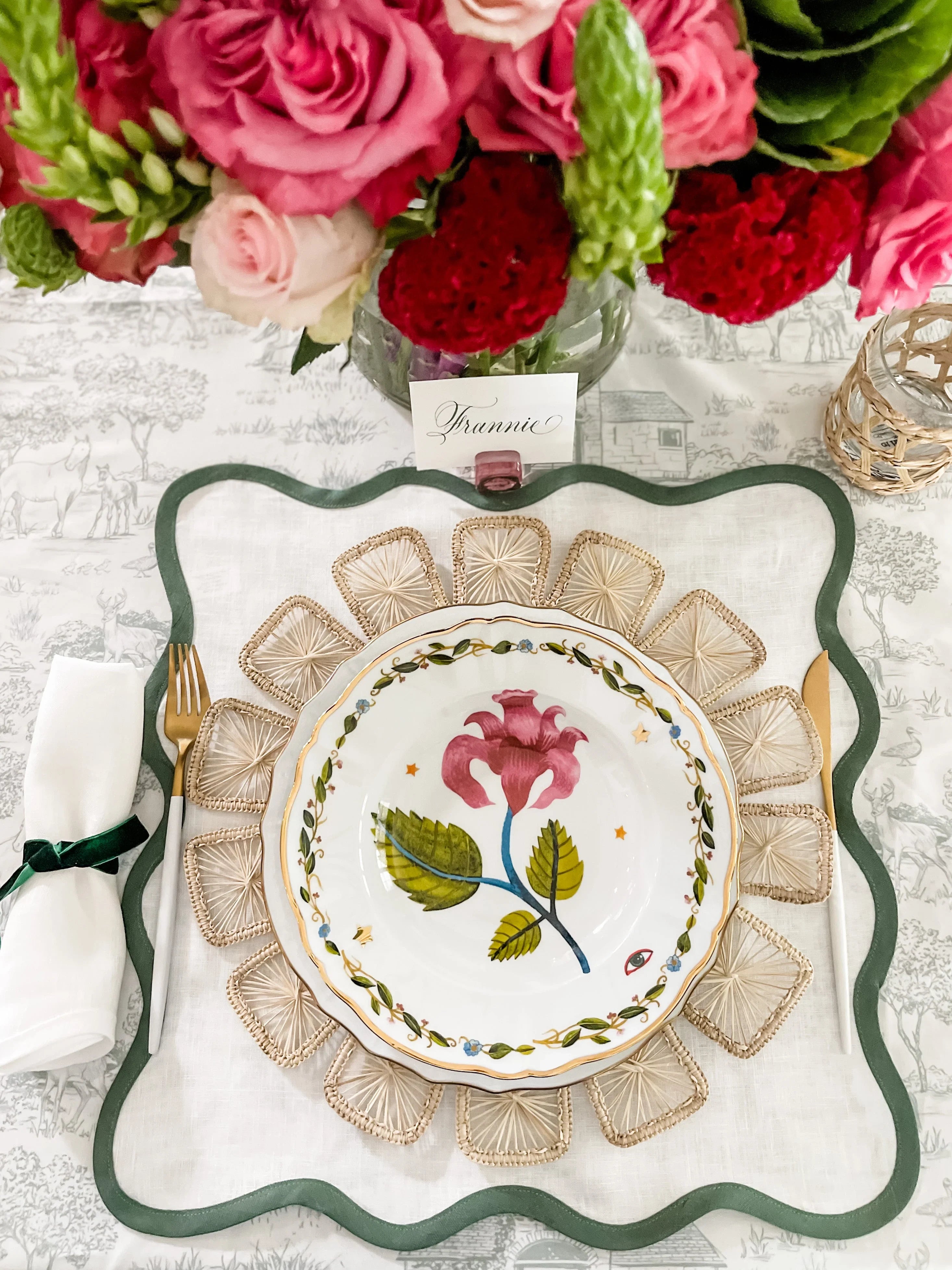 Lily White with Pine Green Linen Scalloped Napkin