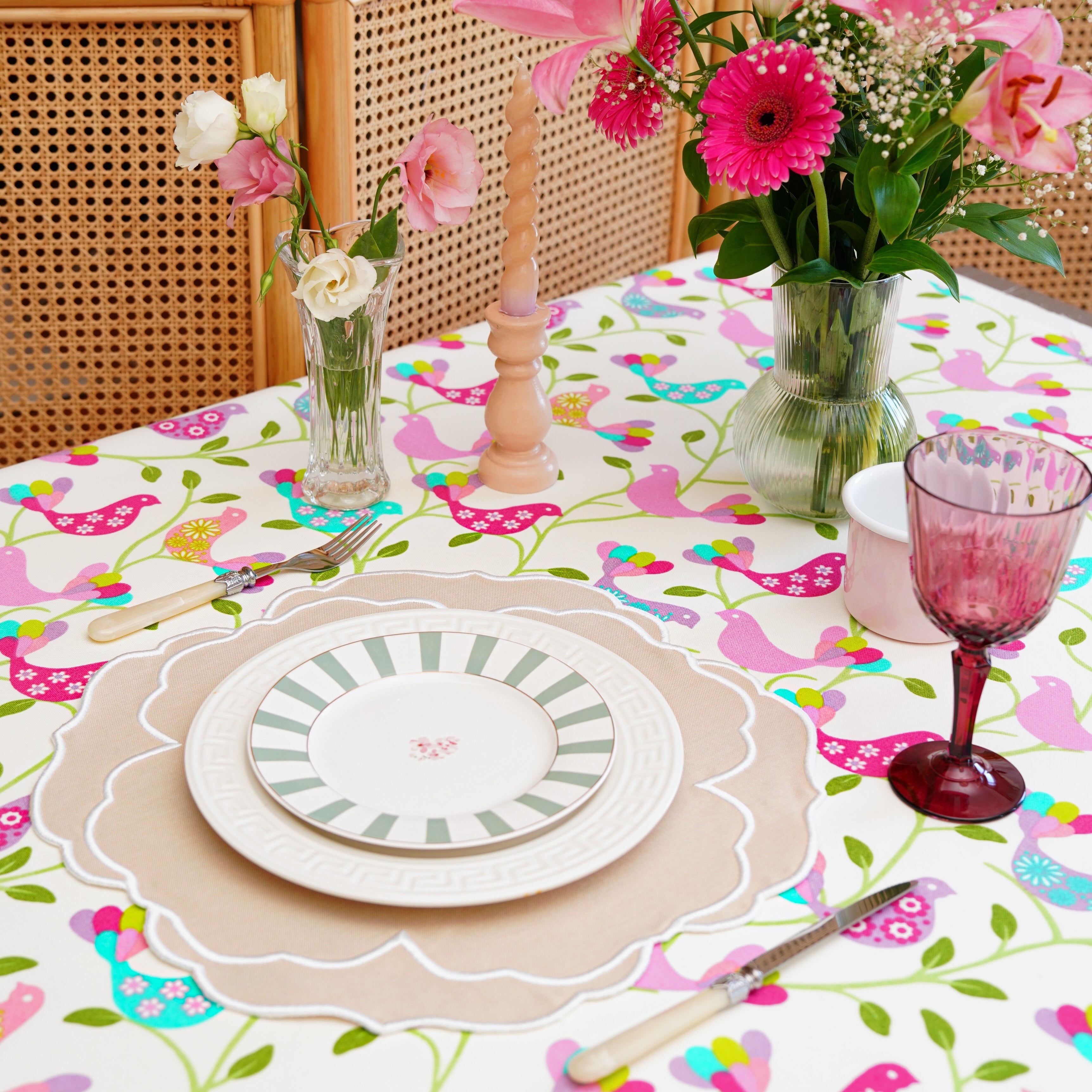 SORELLE BEIGE WHITE ROUND FABRIC PLACEMAT (Set Of 4)