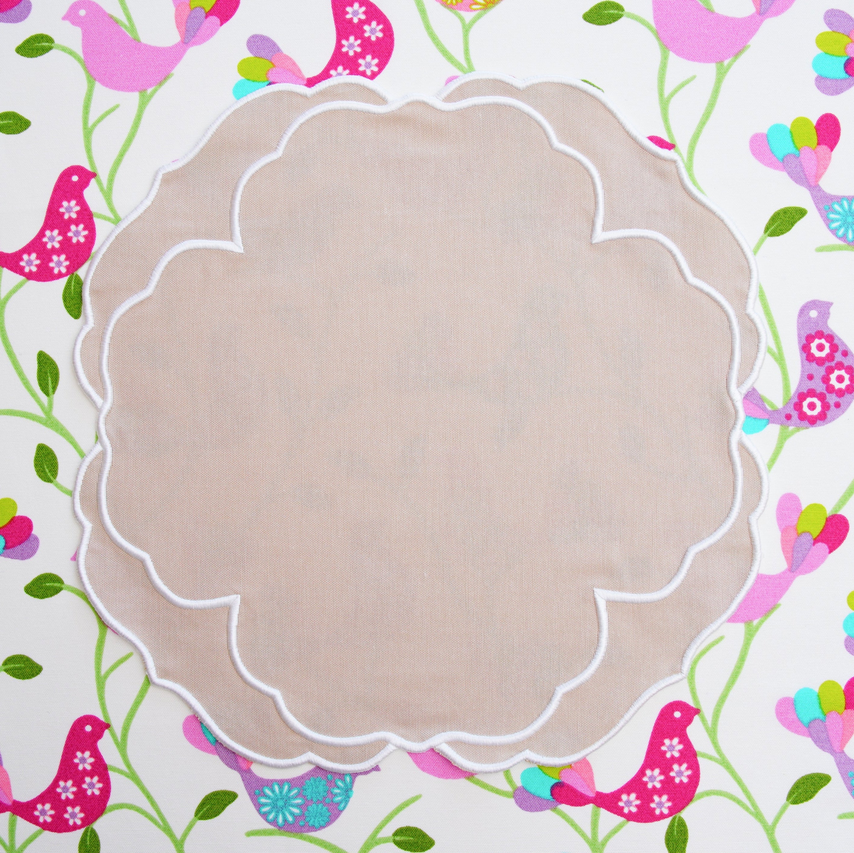 SORELLE BEIGE WHITE ROUND FABRIC PLACEMAT (Set Of 4)