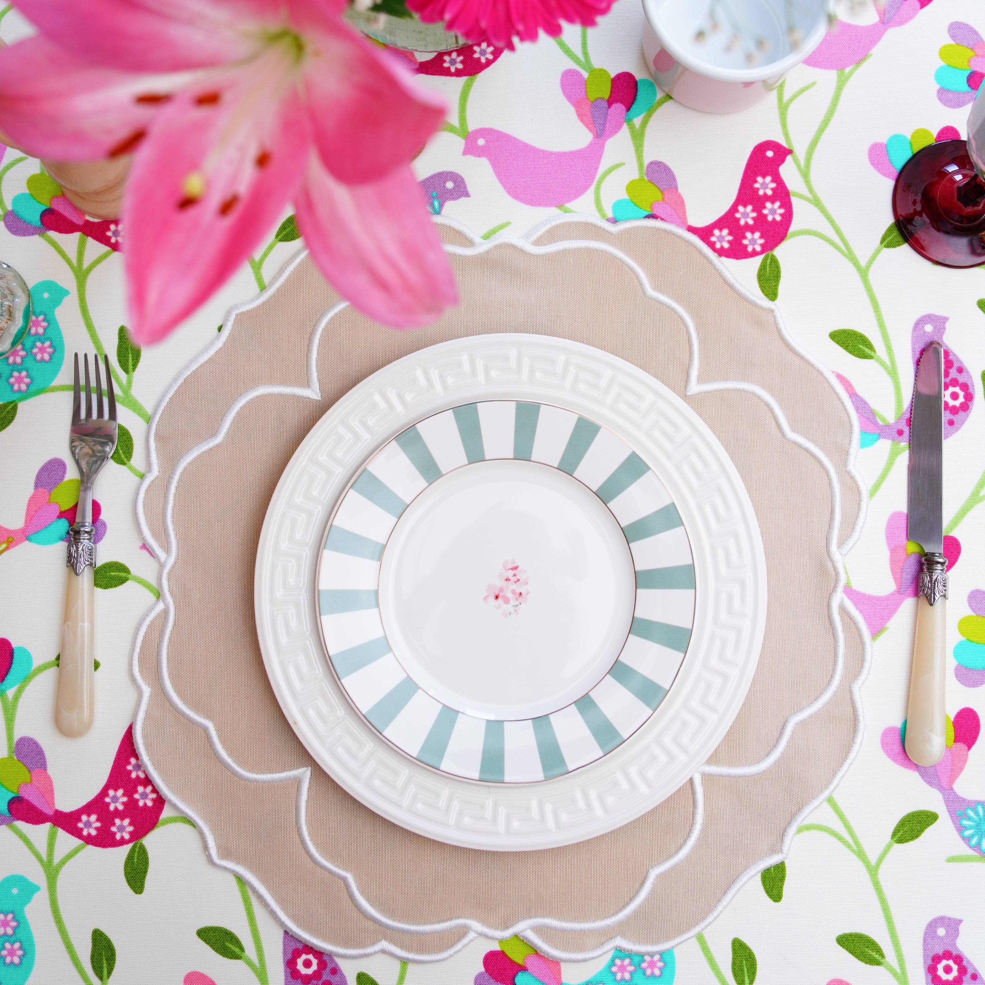 SORELLE BEIGE WHITE ROUND FABRIC PLACEMAT (Set Of 4)