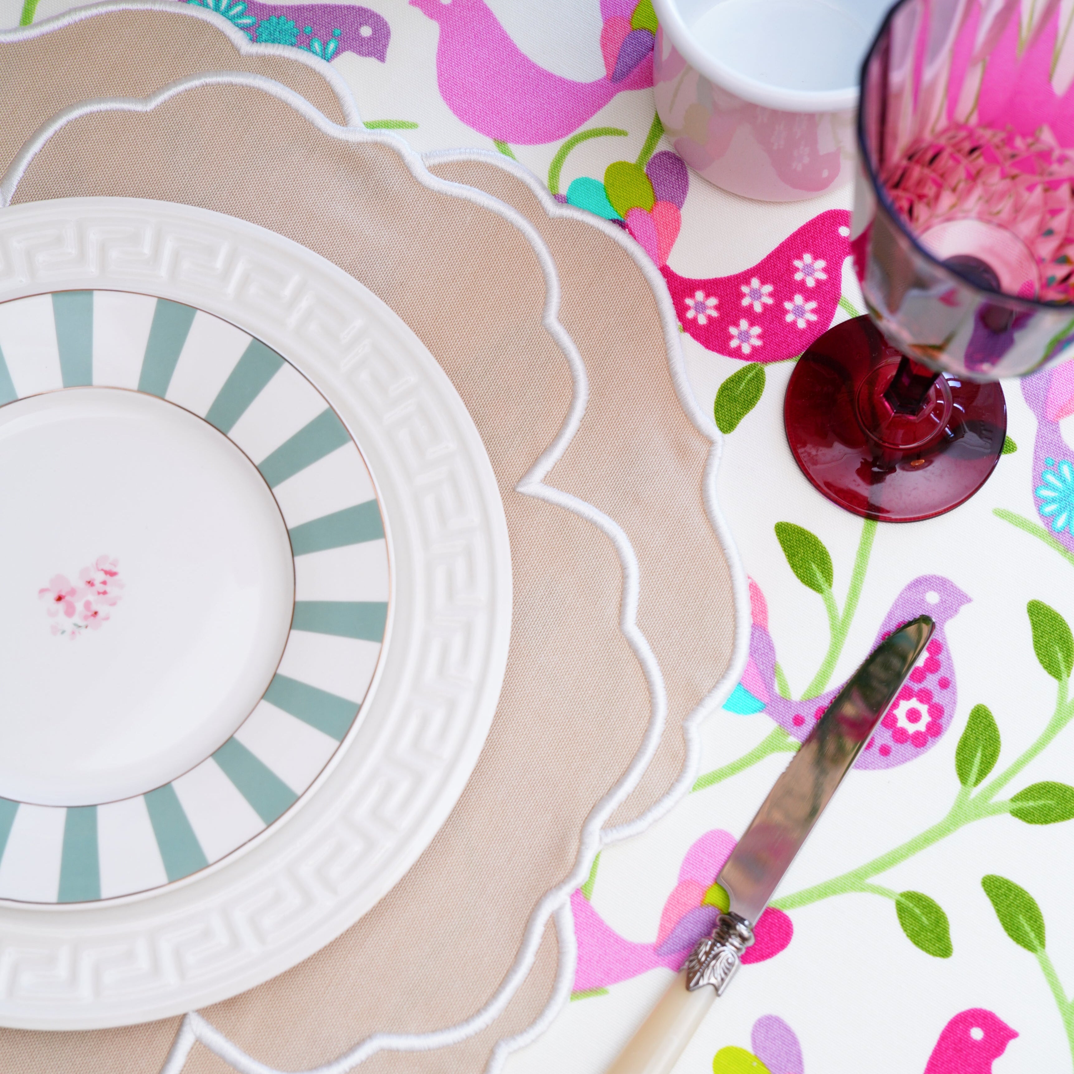 SORELLE BEIGE WHITE ROUND FABRIC PLACEMAT (Set Of 4)