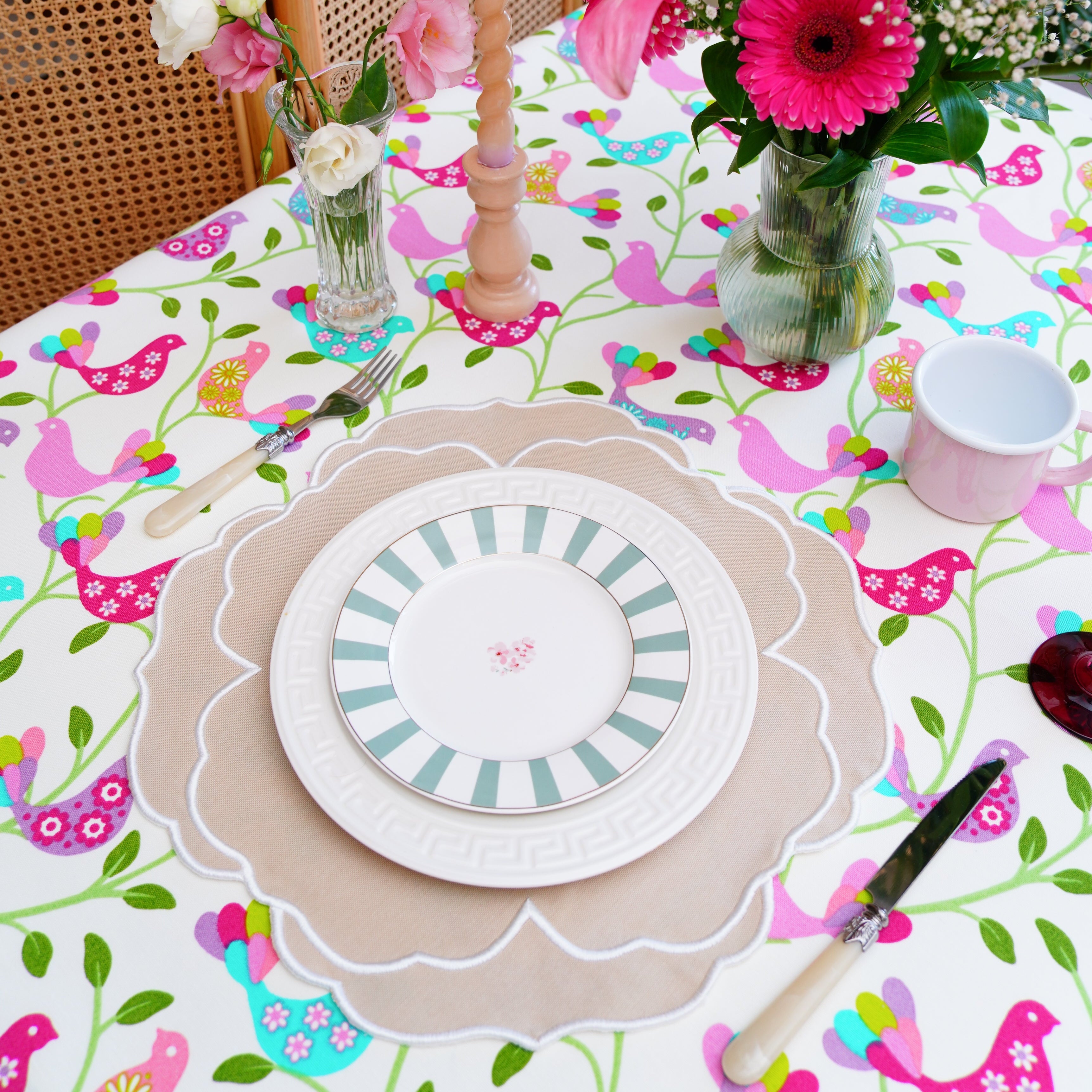 SORELLE BEIGE WHITE ROUND FABRIC PLACEMAT (Set Of 4)