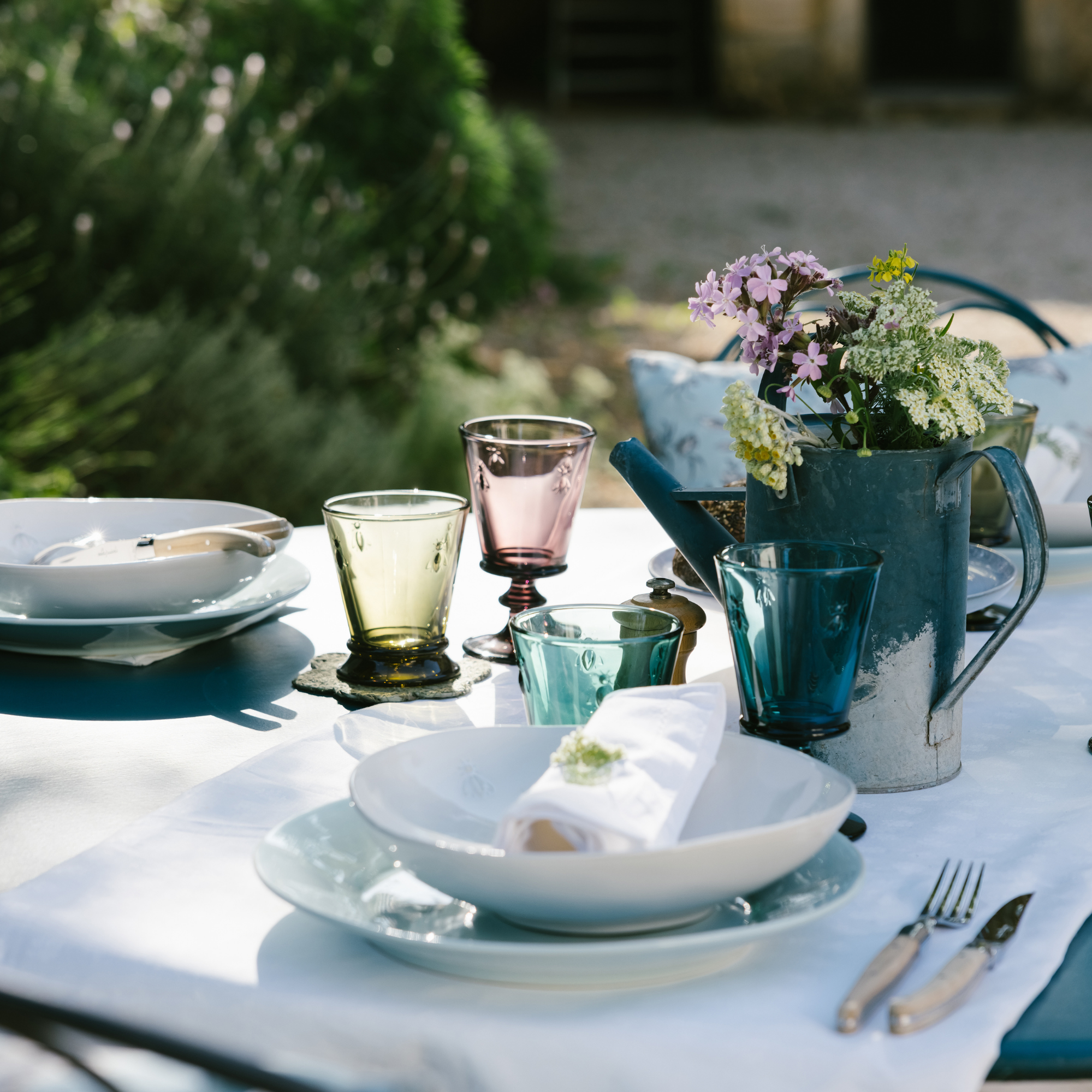 Bee Ceramic Dinner Plates — Set of 4