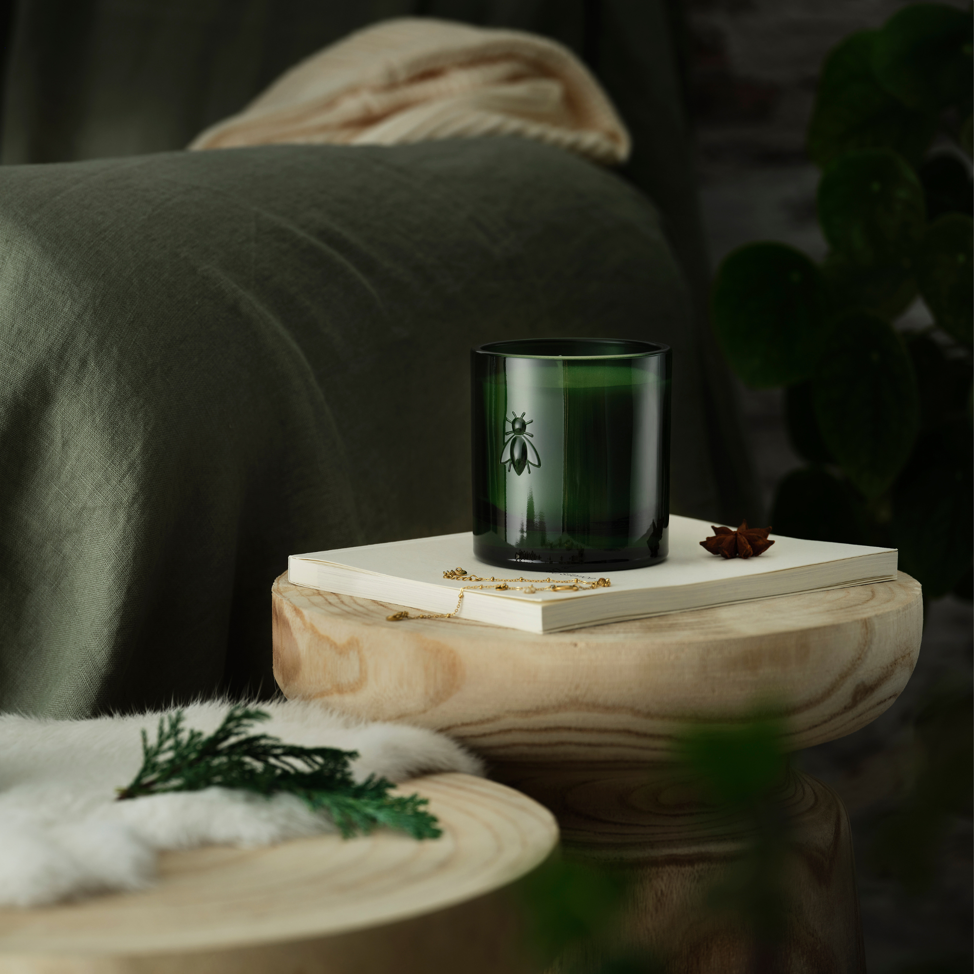 Scented Candle in Cedar with Bee Motif