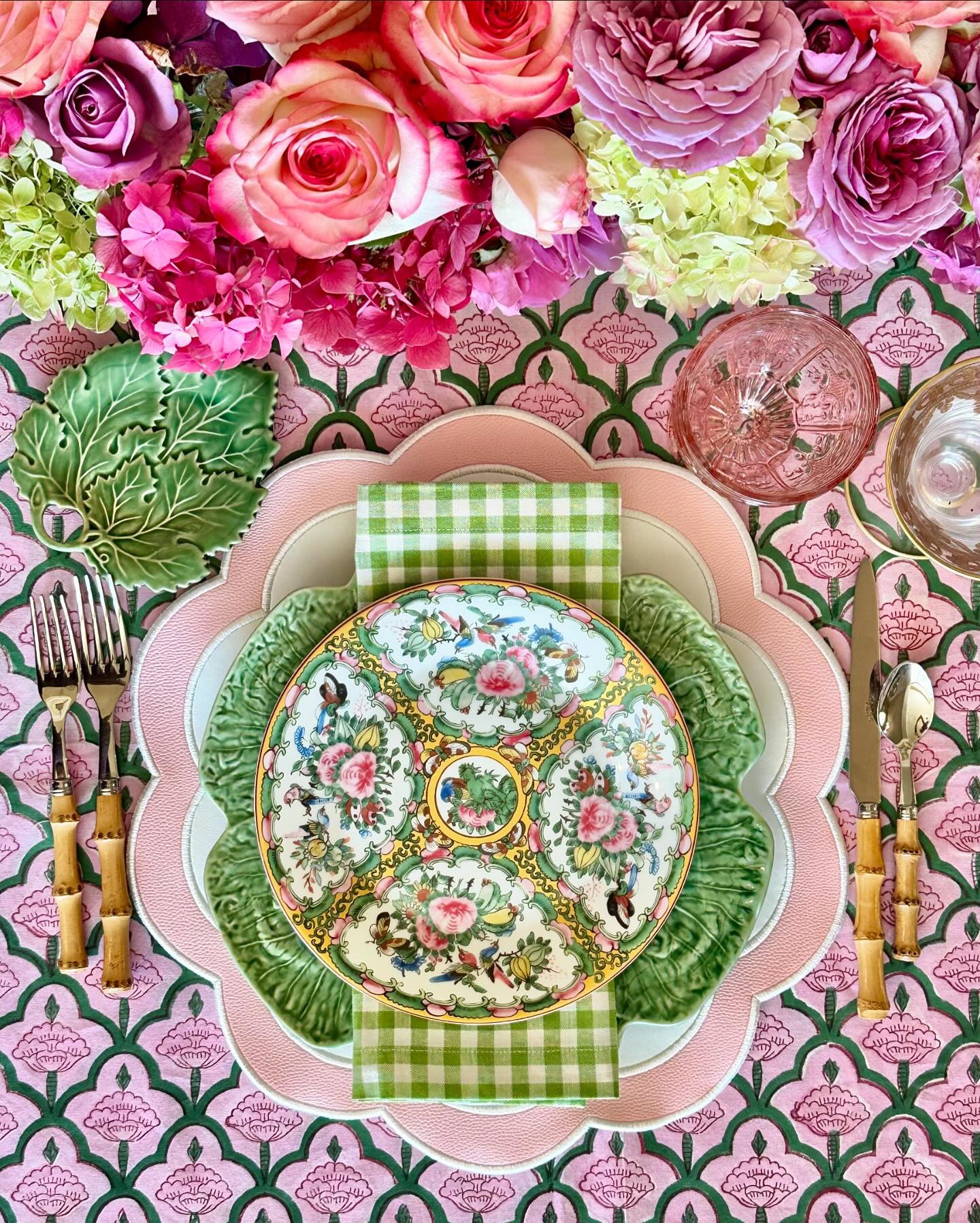 SERENITY WHITE PINK SCALLOPED FAUX LEATHER PLACEMAT