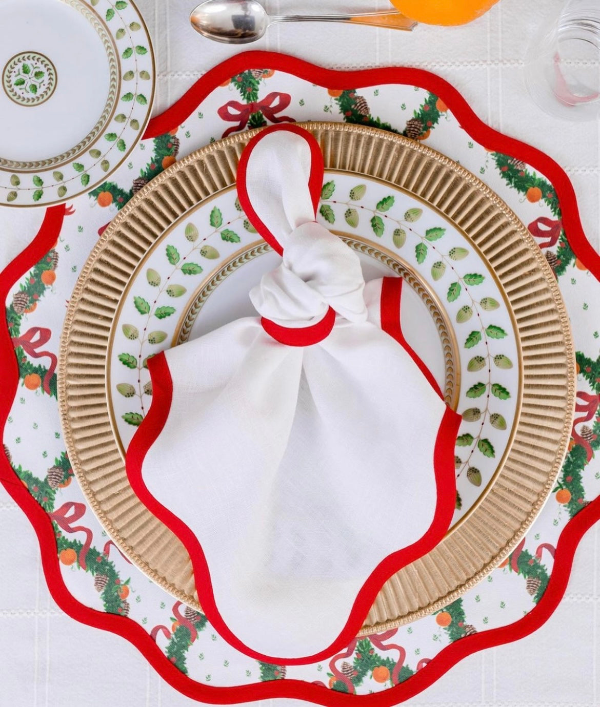 Round Scalloped Placemat | Holiday Wreath - Rosebud Red