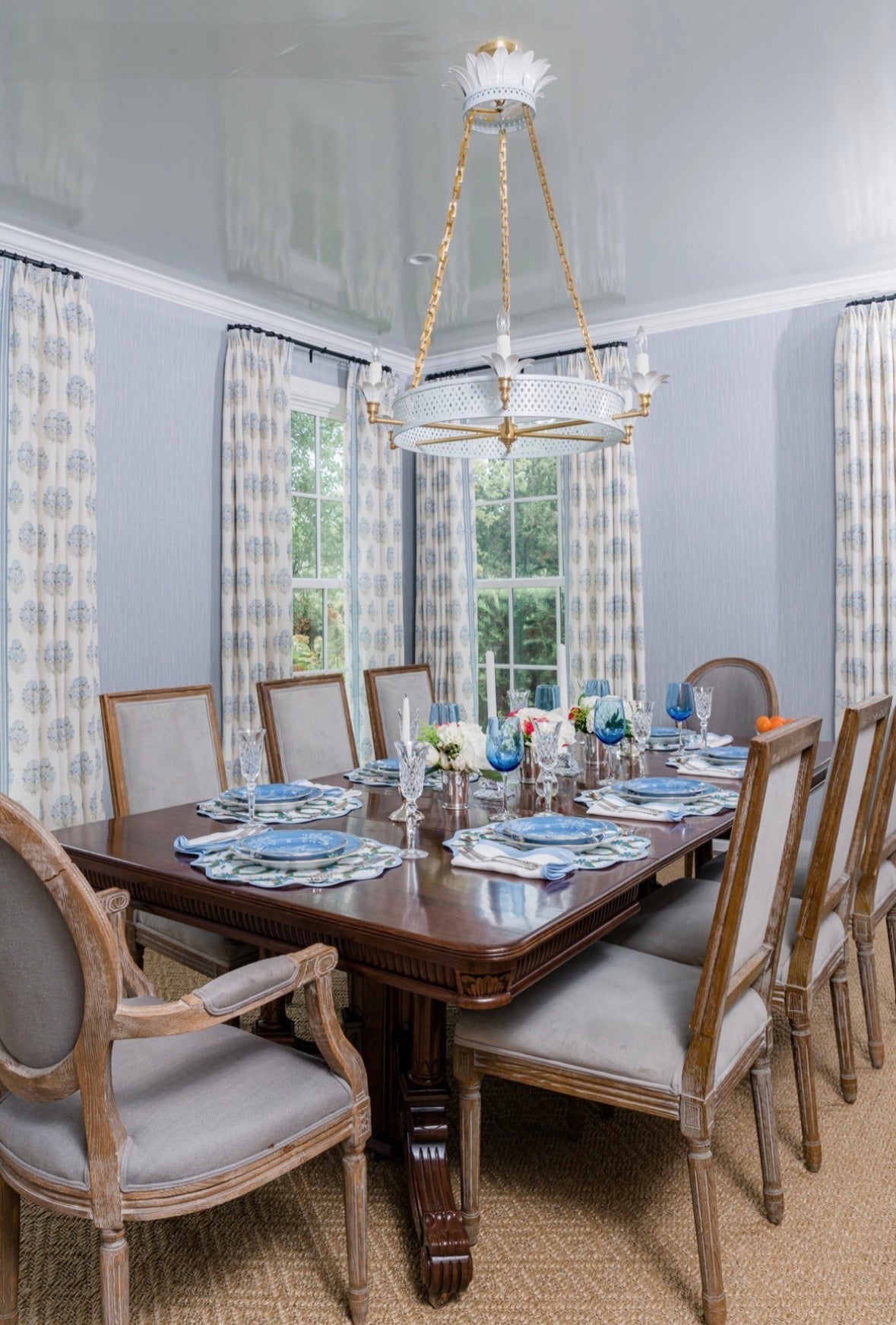 Round Scalloped Placemat | Holiday Wreath - Cornflower Blue