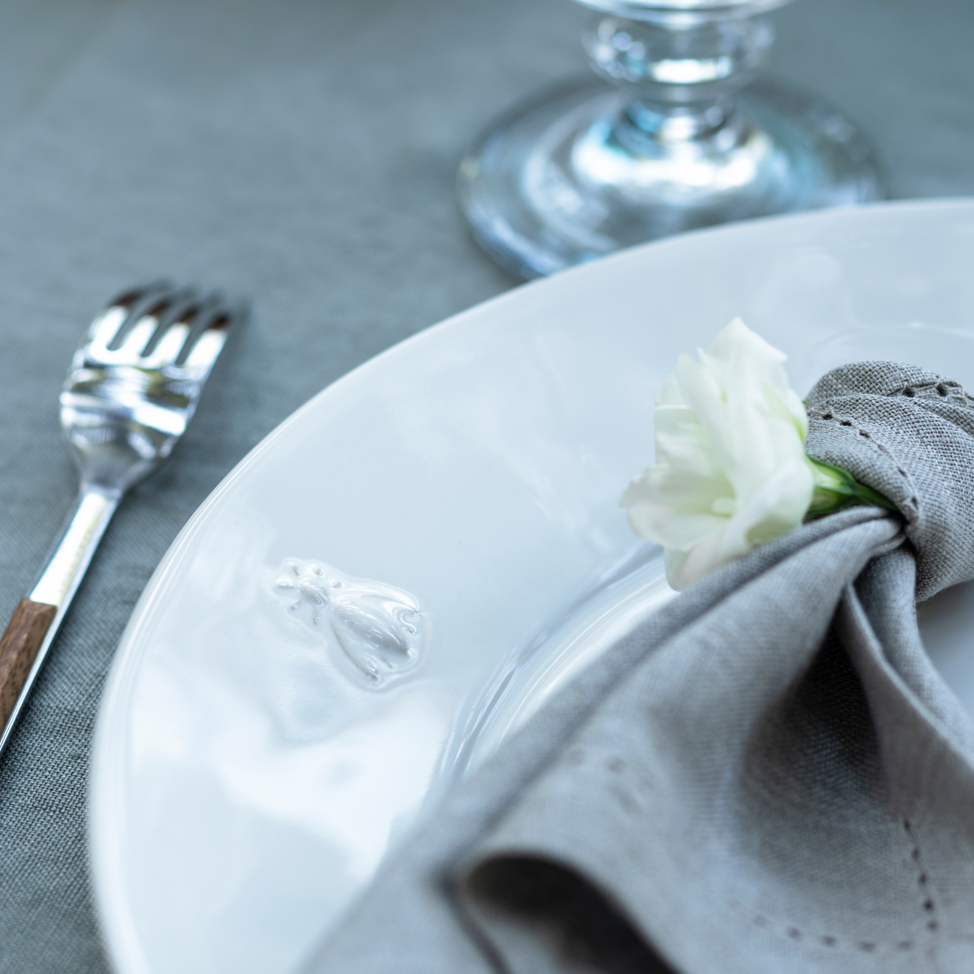 Bee Ceramic Dinner Plates — Set of 4