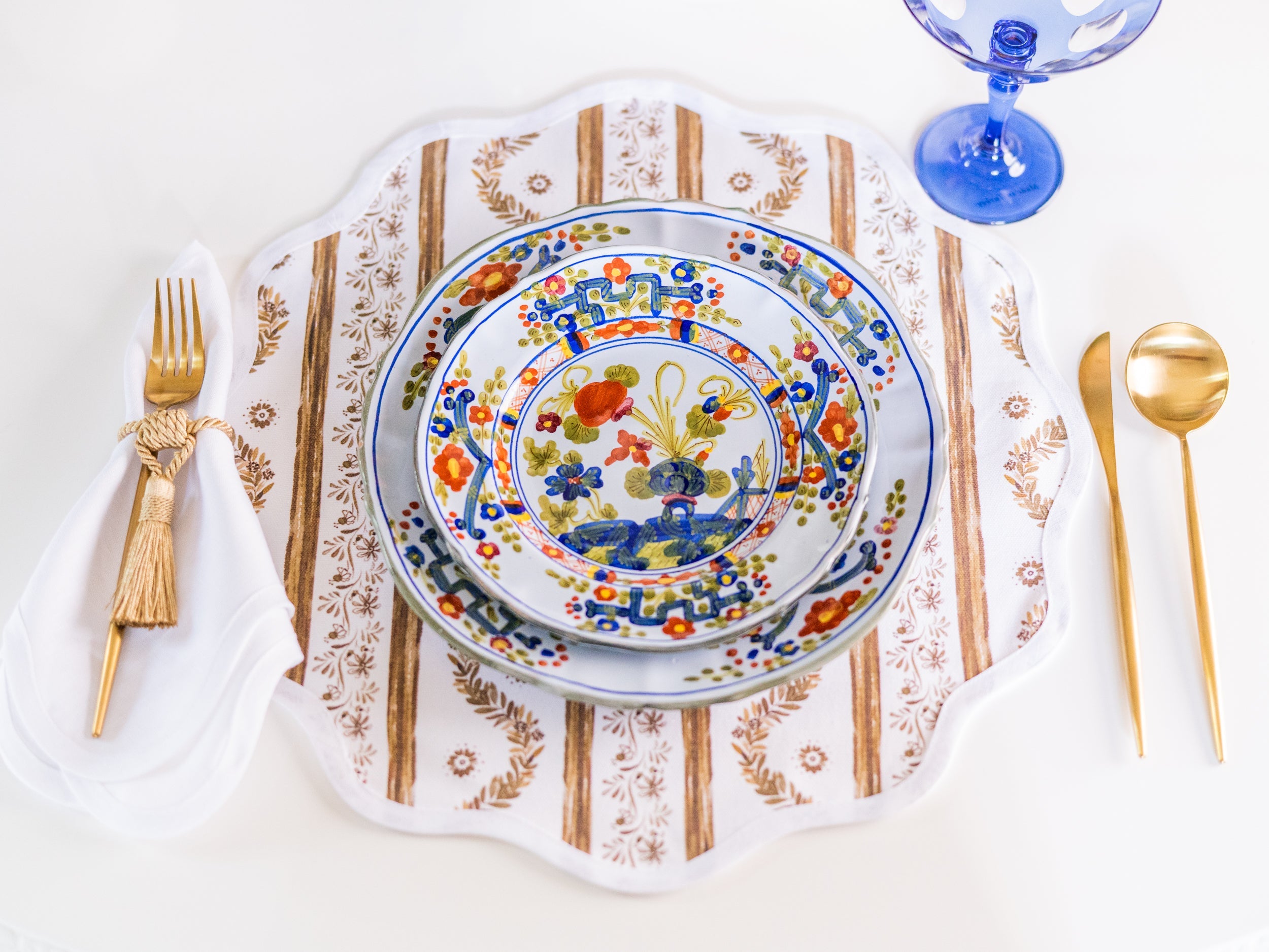 Round Scalloped Placemat | Boxwood Garden - Espresso