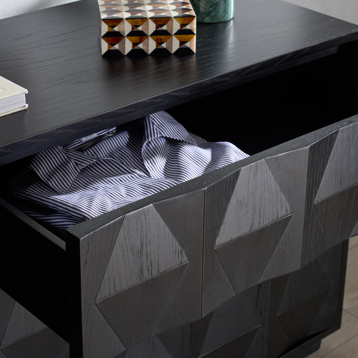 Riabelle Wood 6 Drawer Dresser in Black