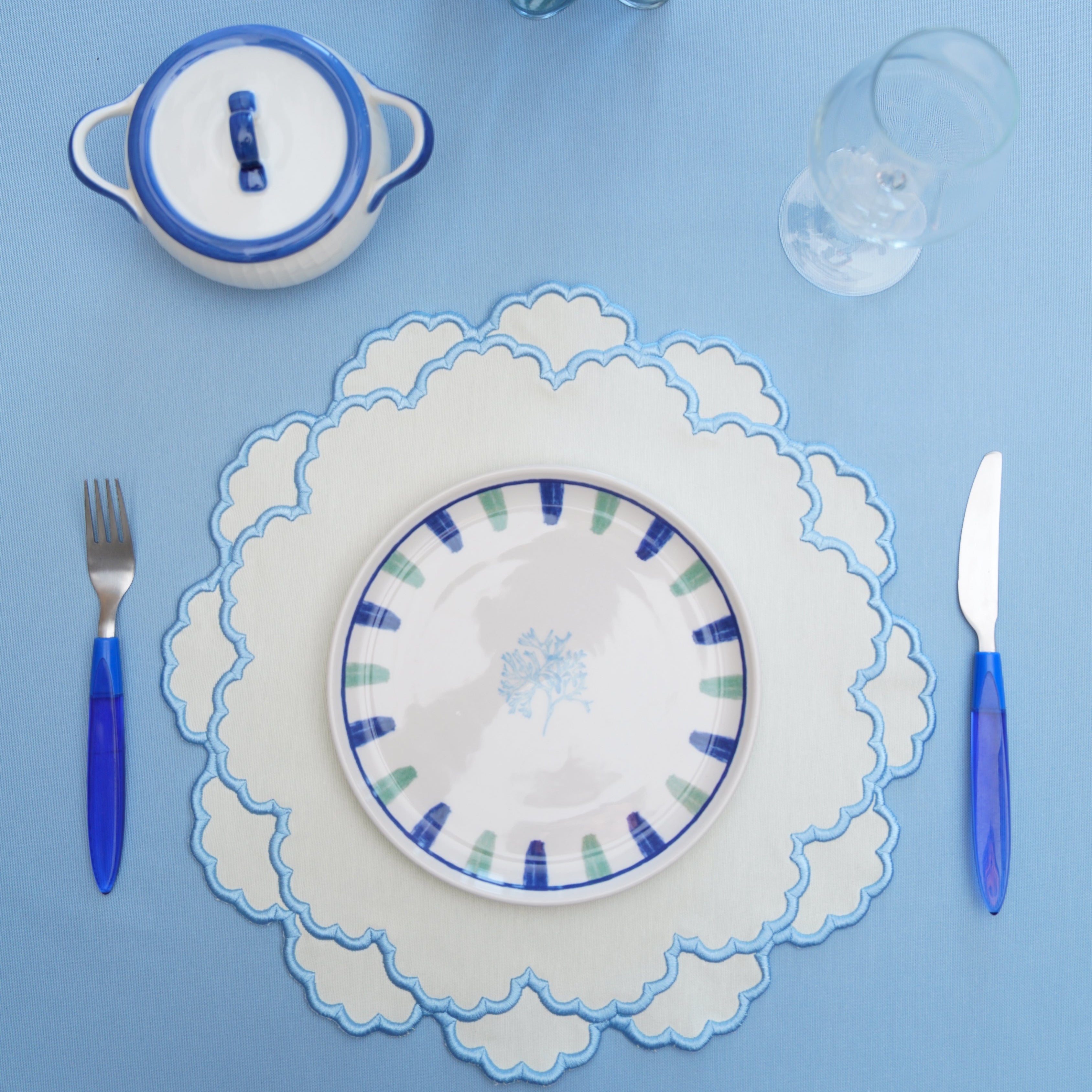 CRESSIDA WHITE SCALLOPED BLUE FABRIC PLACEMAT