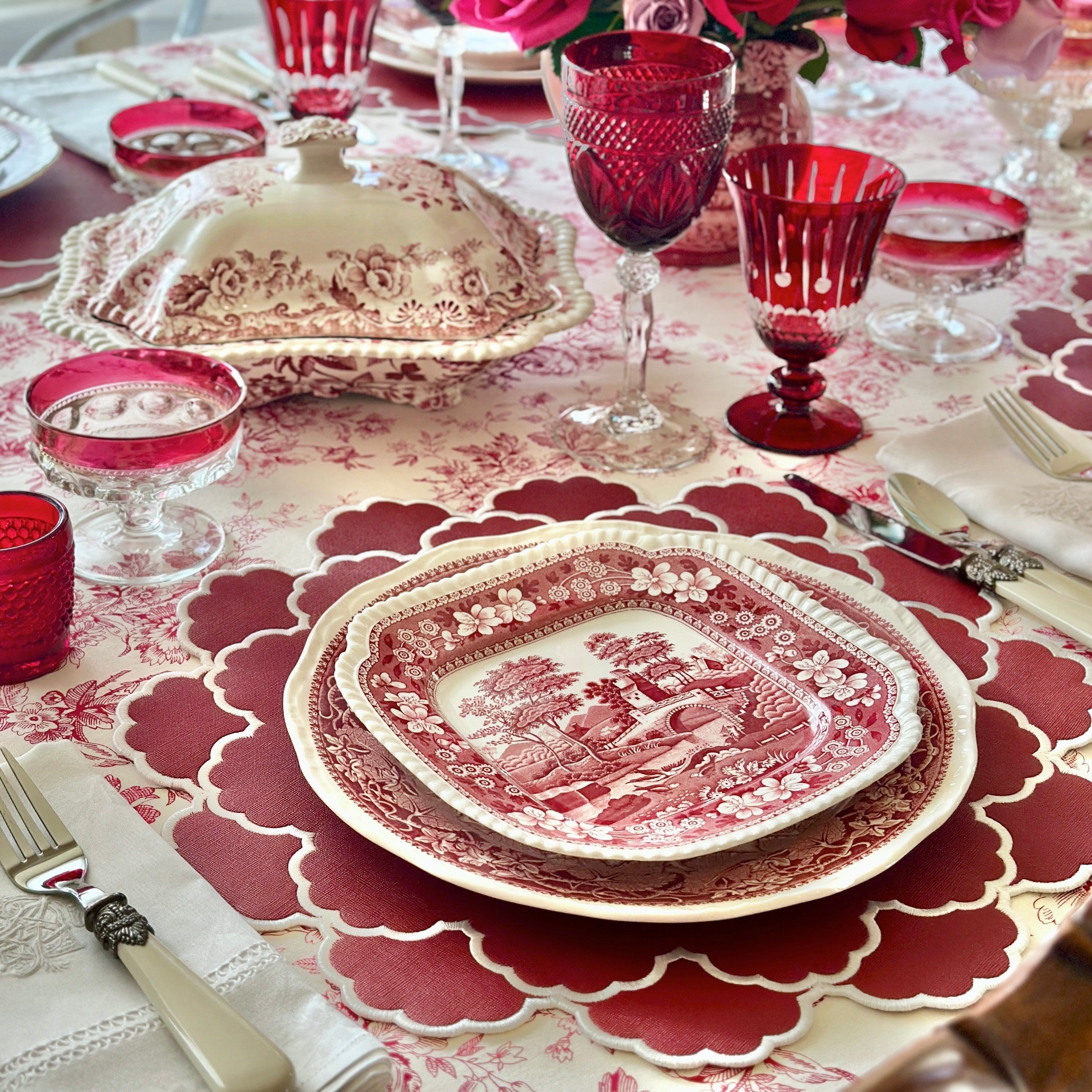 TIMELESS RED SCALLOPED FAUX LEATHER PLACEMAT